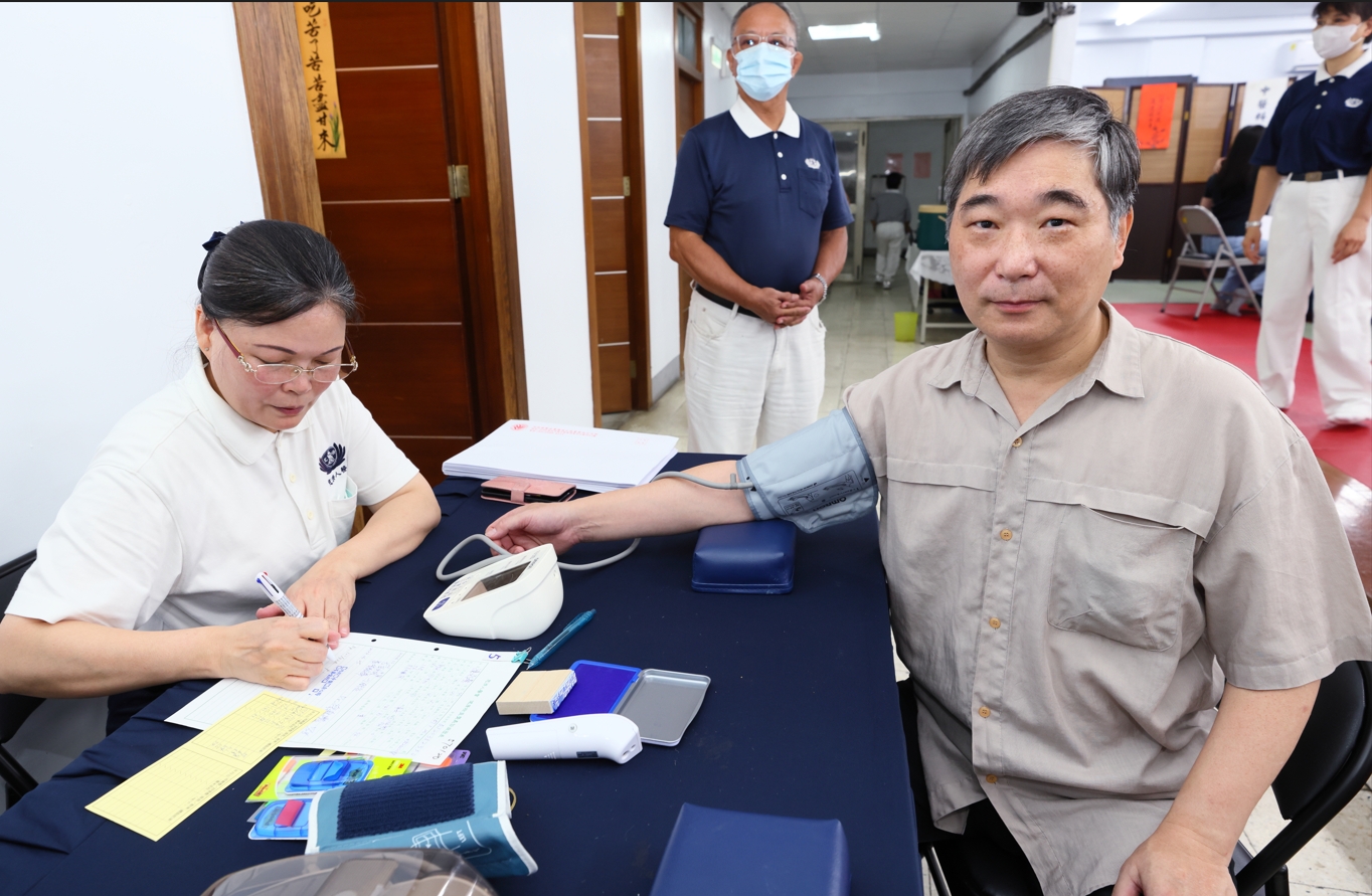 陳永慶督座來到現場關心義診活動進行狀況,隨後也加入量血壓關心自己的健康。