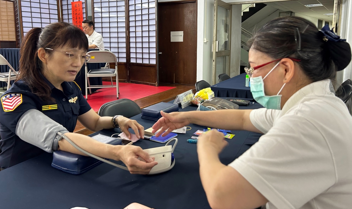 督察長施秀宜來到現場,關心義診活動進行狀況,隨後也加入量血壓關心自己的健康。