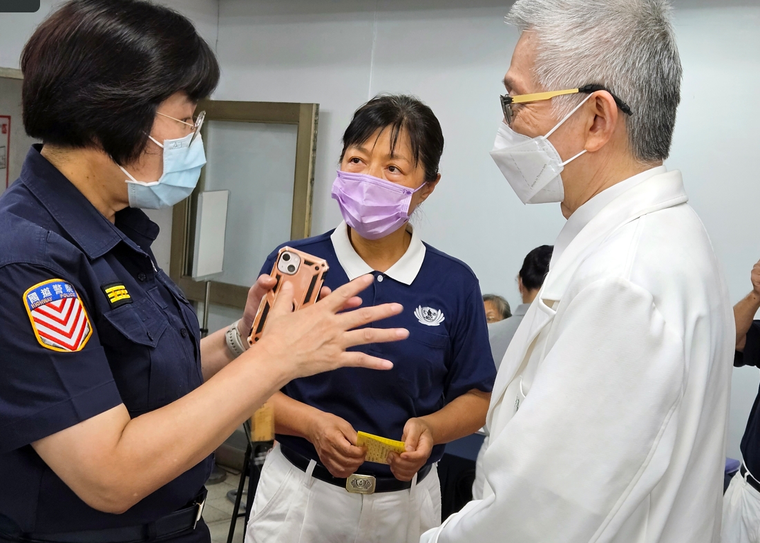 局長廖美鈴(左)來到現場關心義診活動進行狀況
