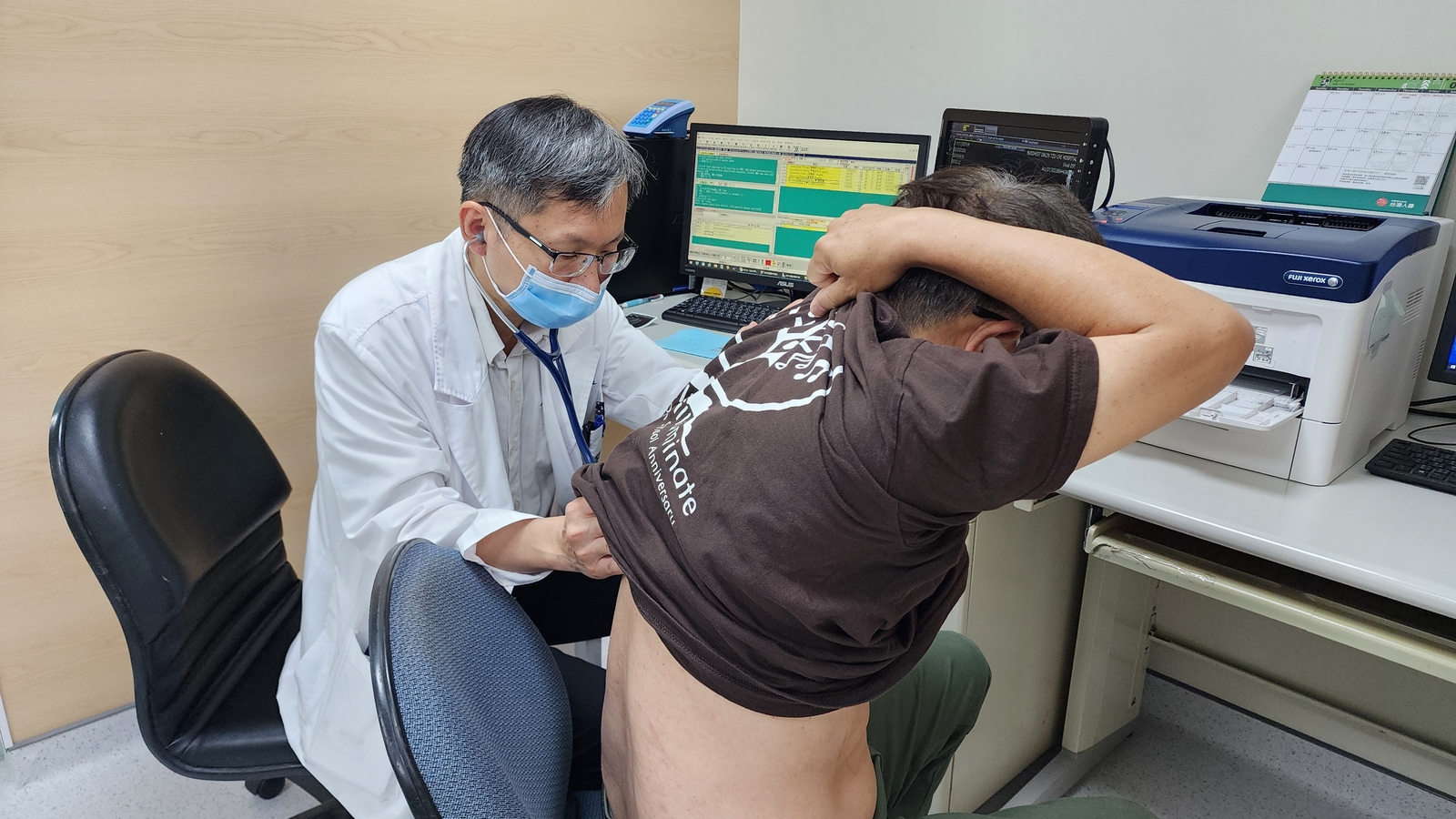 心臟內科李易達主任為蔡先生做檢查