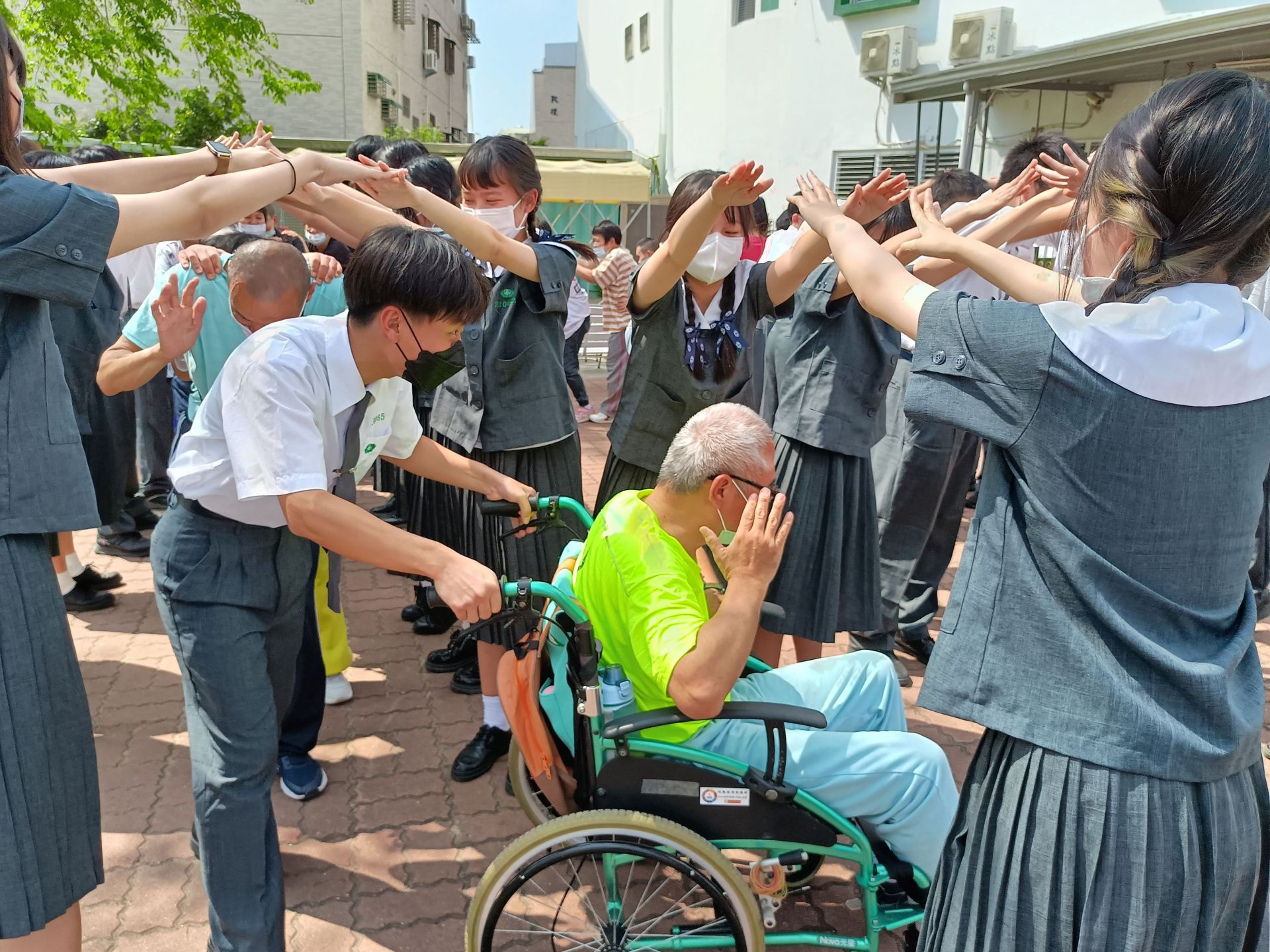 發現坐輪椅行動不便者,同學協助推輪椅,不讓任何人落單。