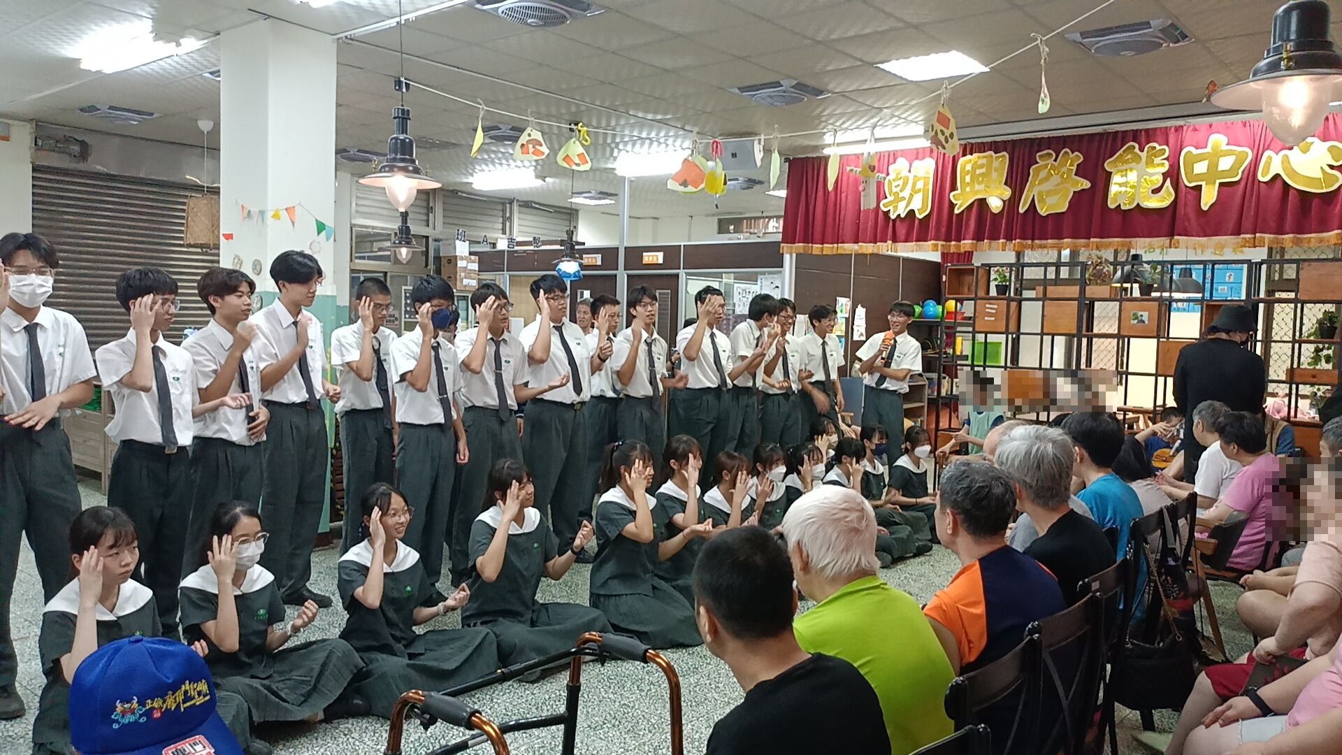 「我會牽著你的手,但是路要自己走。」是雙方互相陪伴,共同成長的過程。