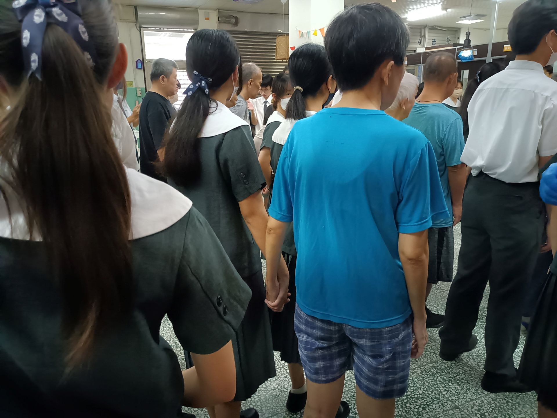 玩遊戲時,同學如大姊姊牽緊了院生的手一起行動。