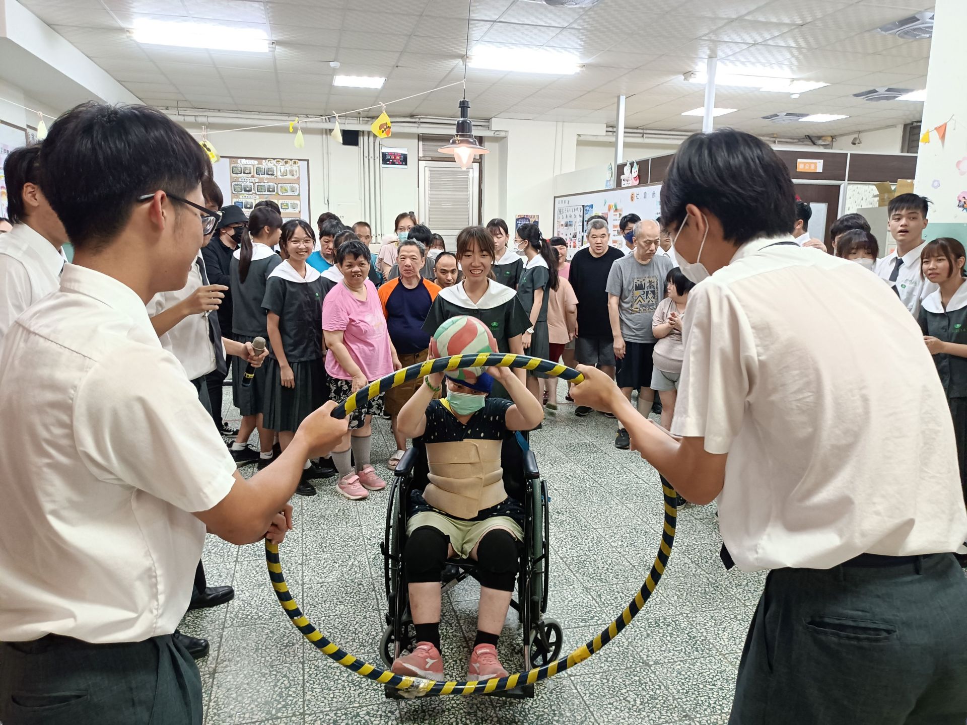 遊戲進球了,學生們更不吝高聲歡呼鼓勵,院生們紛紛笑開懷。