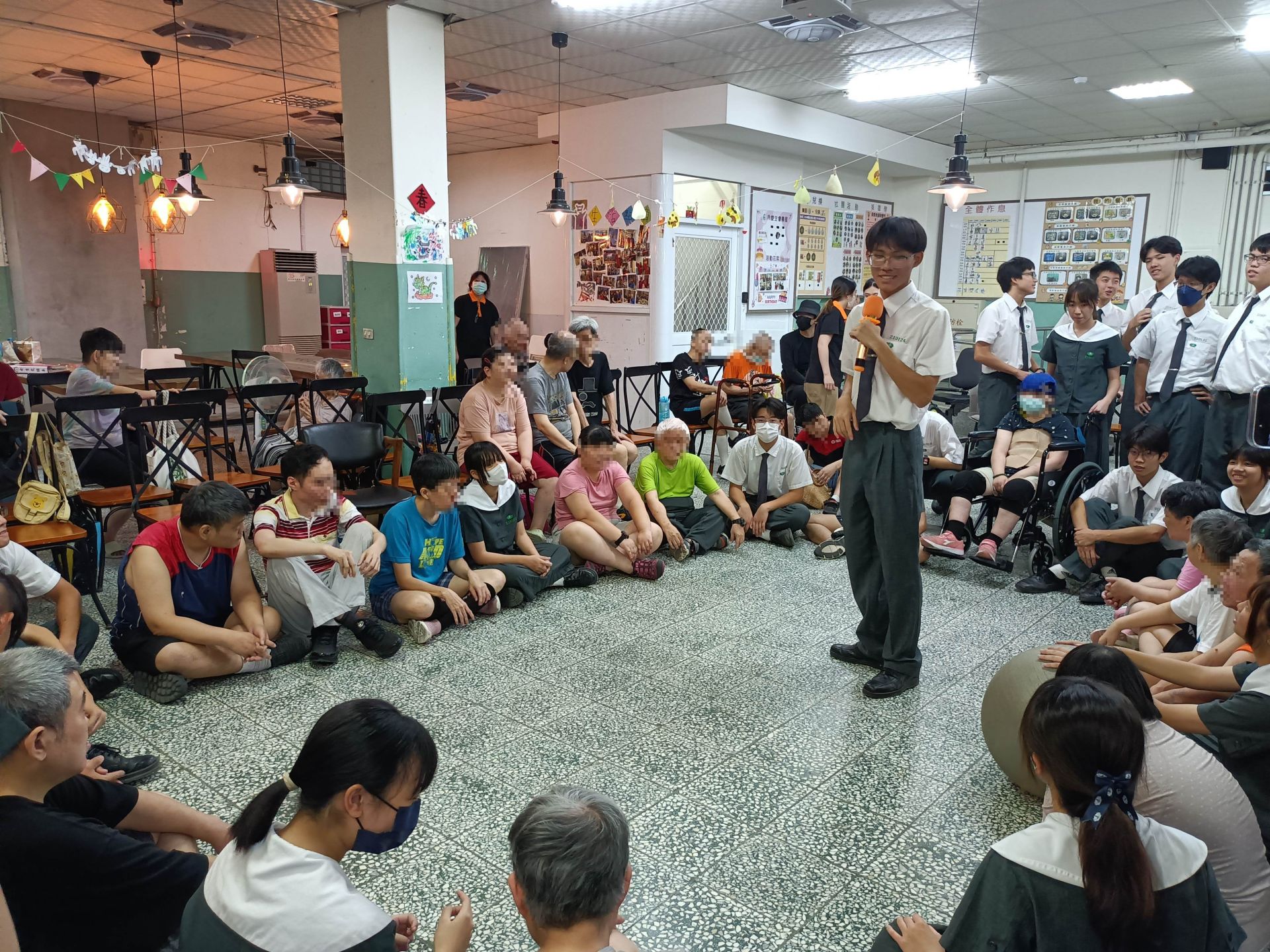 高一包容主持人郭培誠溫和的叮嚀,像極了幼兒園的老師,承擔起串場及溝通的橋樑。