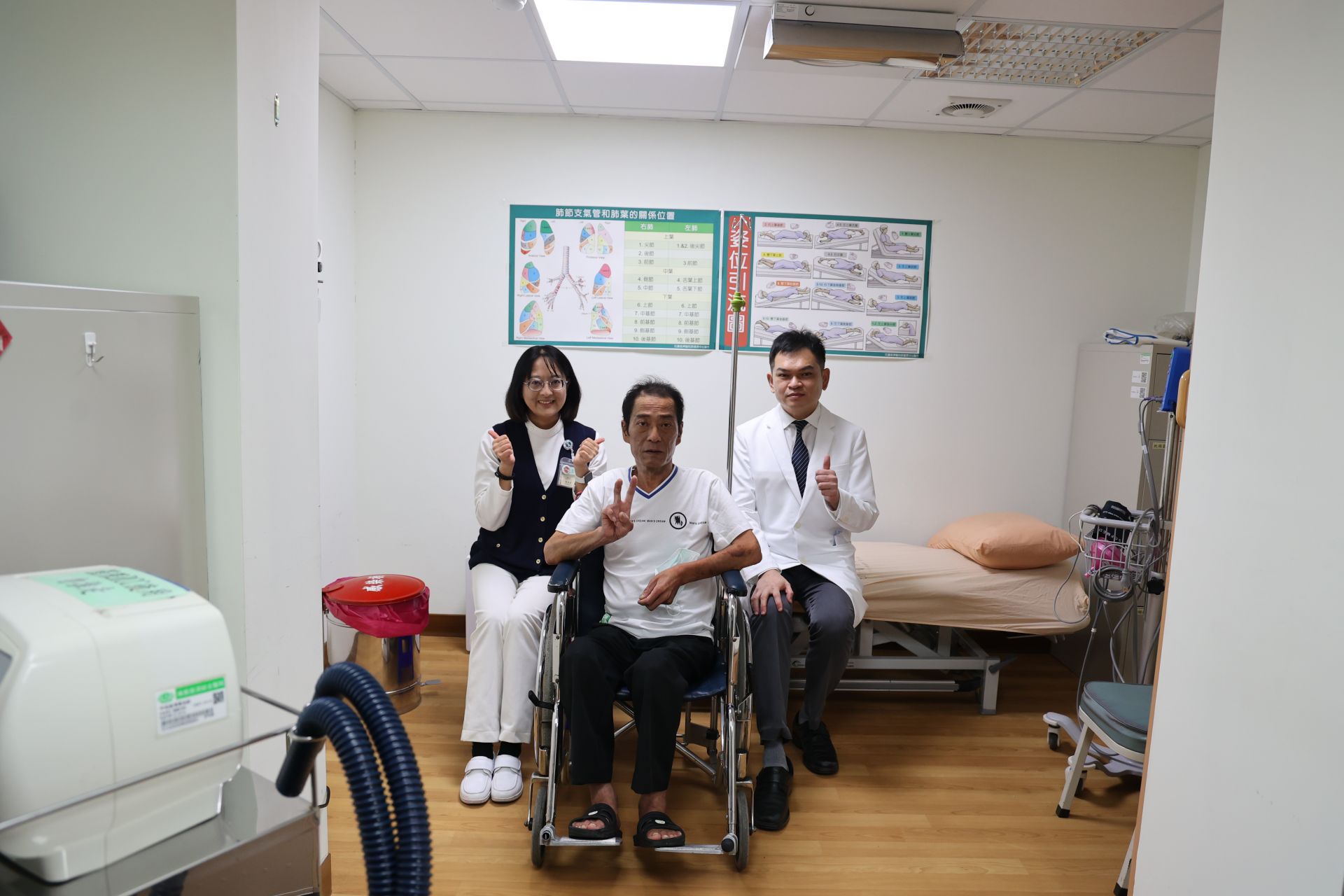 照顧林永金七年的主治醫師花蓮慈院胸腔內科劉迪塑、個案管理師侯惠娟,以及包含呼吸治療、安寧療護、社工、長照居服團隊,與林永金留下紀念合照。