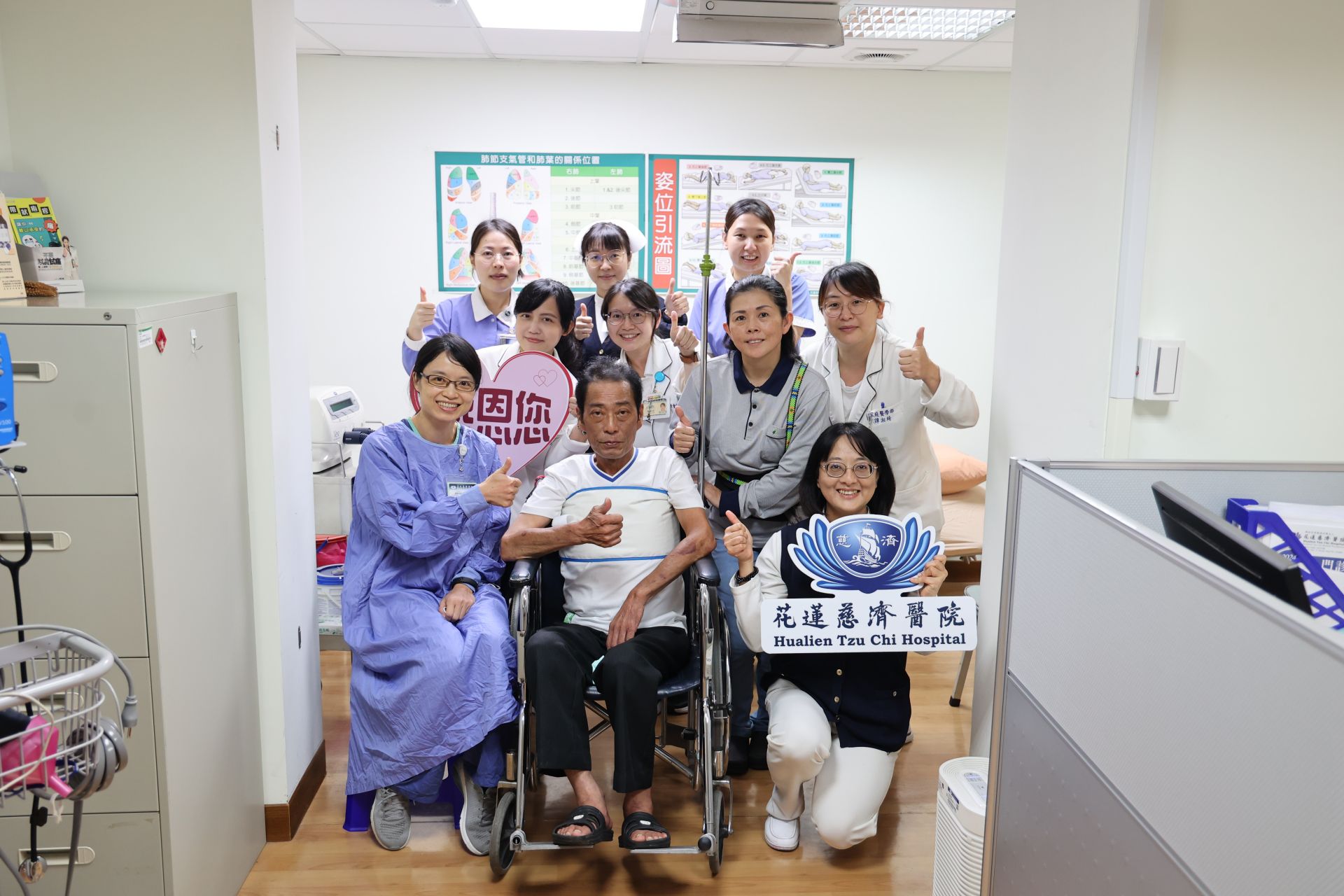照顧林永金七年的主治醫師花蓮慈院胸腔內科劉迪塑、個案管理師侯惠娟,以及包含呼吸治療、安寧療護、社工、長照居服團隊,與林永金留下紀念合照。