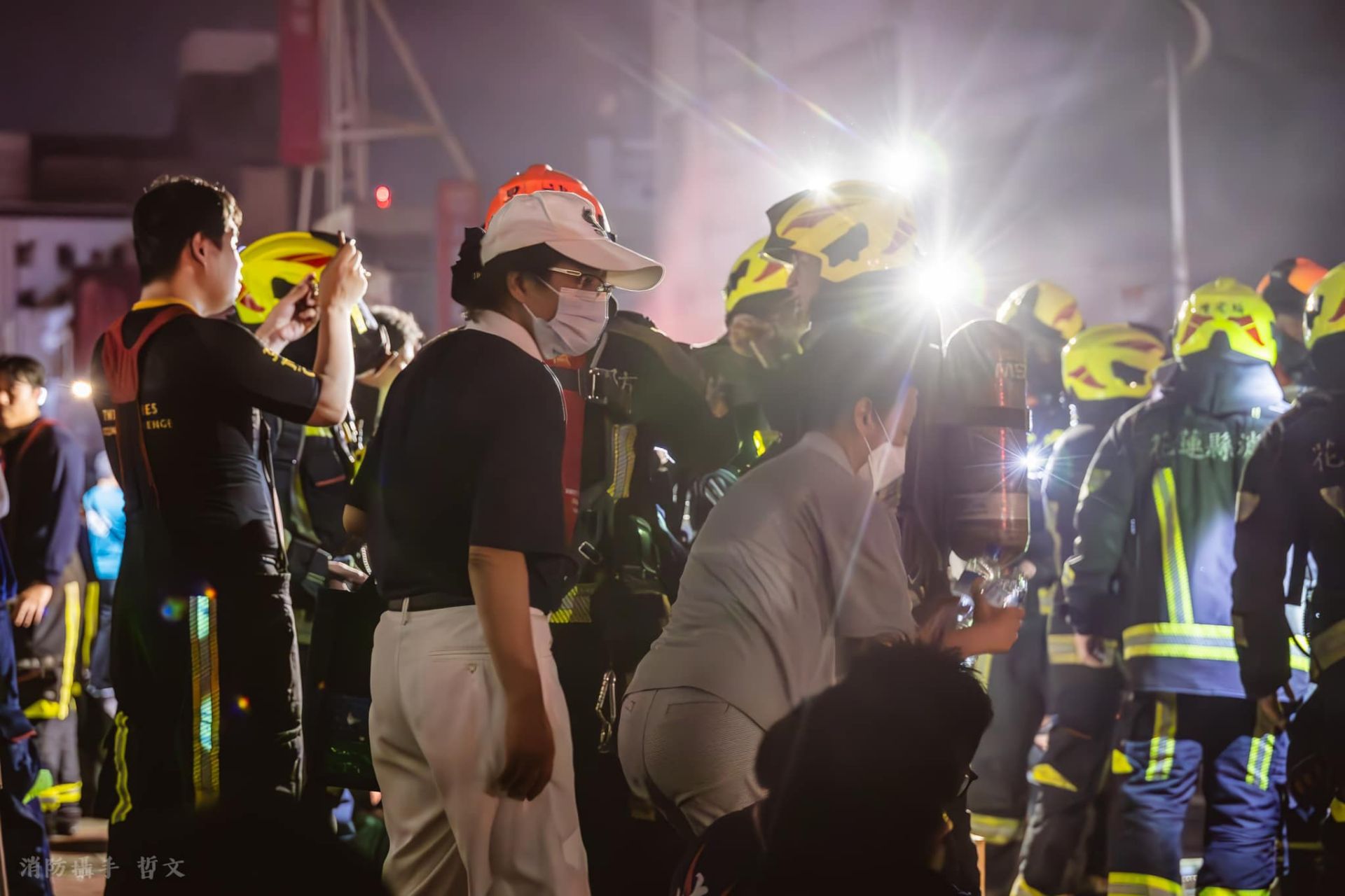 慈濟志工準備水、食物讓警消使用,並主動整理周圍環境,減輕消防人員整理工作。