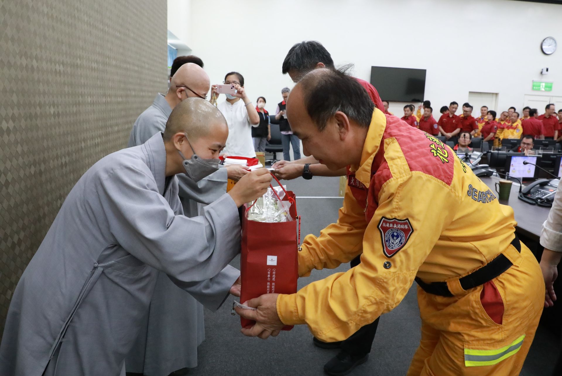 花蓮市區日前一連2天發生火警,造成上百名警義消精神體力負荷重。慈濟6月27日準備200份祝福禮前往花蓮縣消防局慰問,表達對消防人員的感恩。