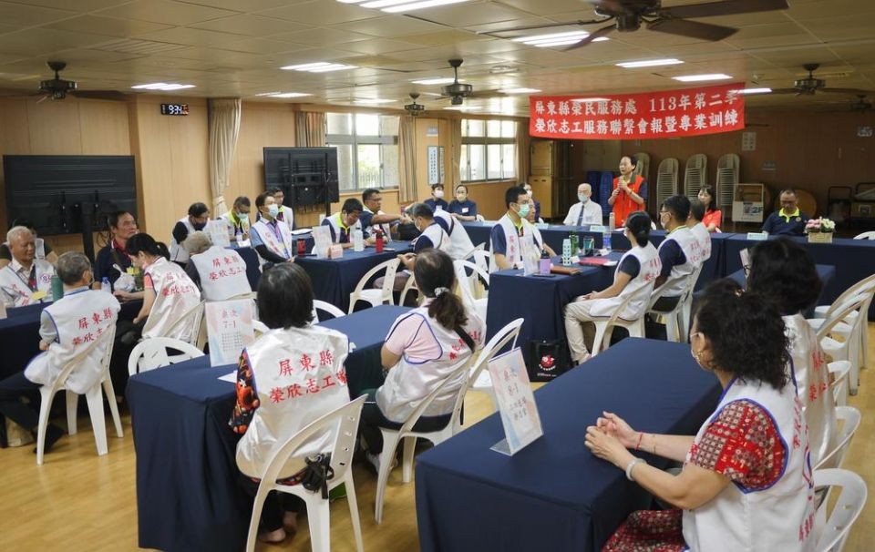 屏東縣榮服處副處長劉曉明主持榮欣志工聯繫會報。(圖/屏東縣榮服處提供)