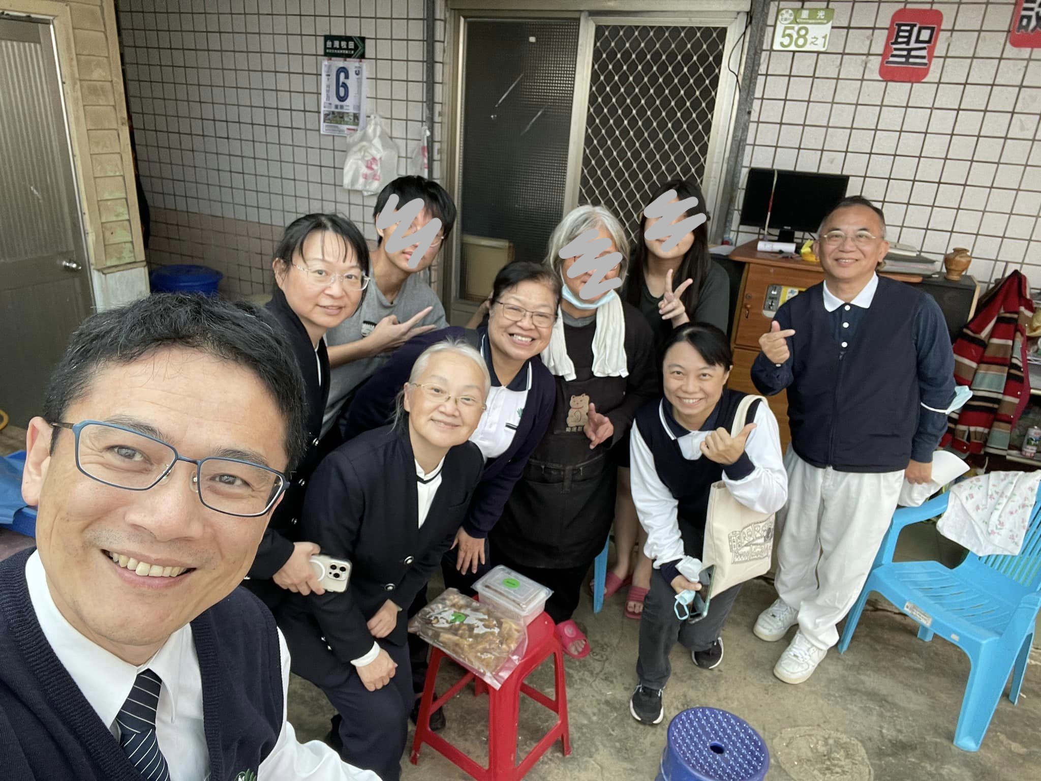 校長、老師們自家訪,為家庭提供經濟及生活關懷
