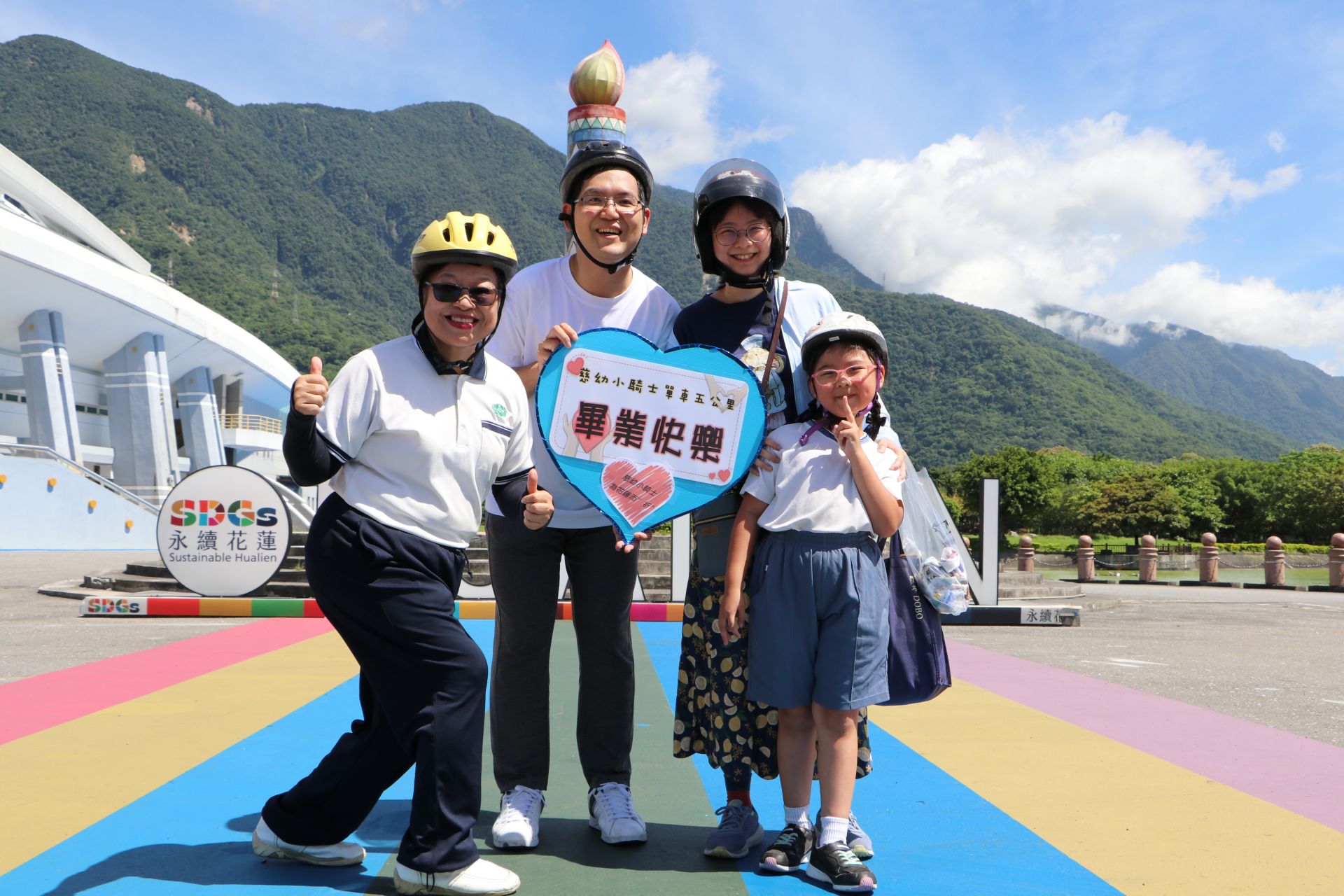 親子陪騎闖關,第二關慈幼拍貼機打卡留下感動身影。