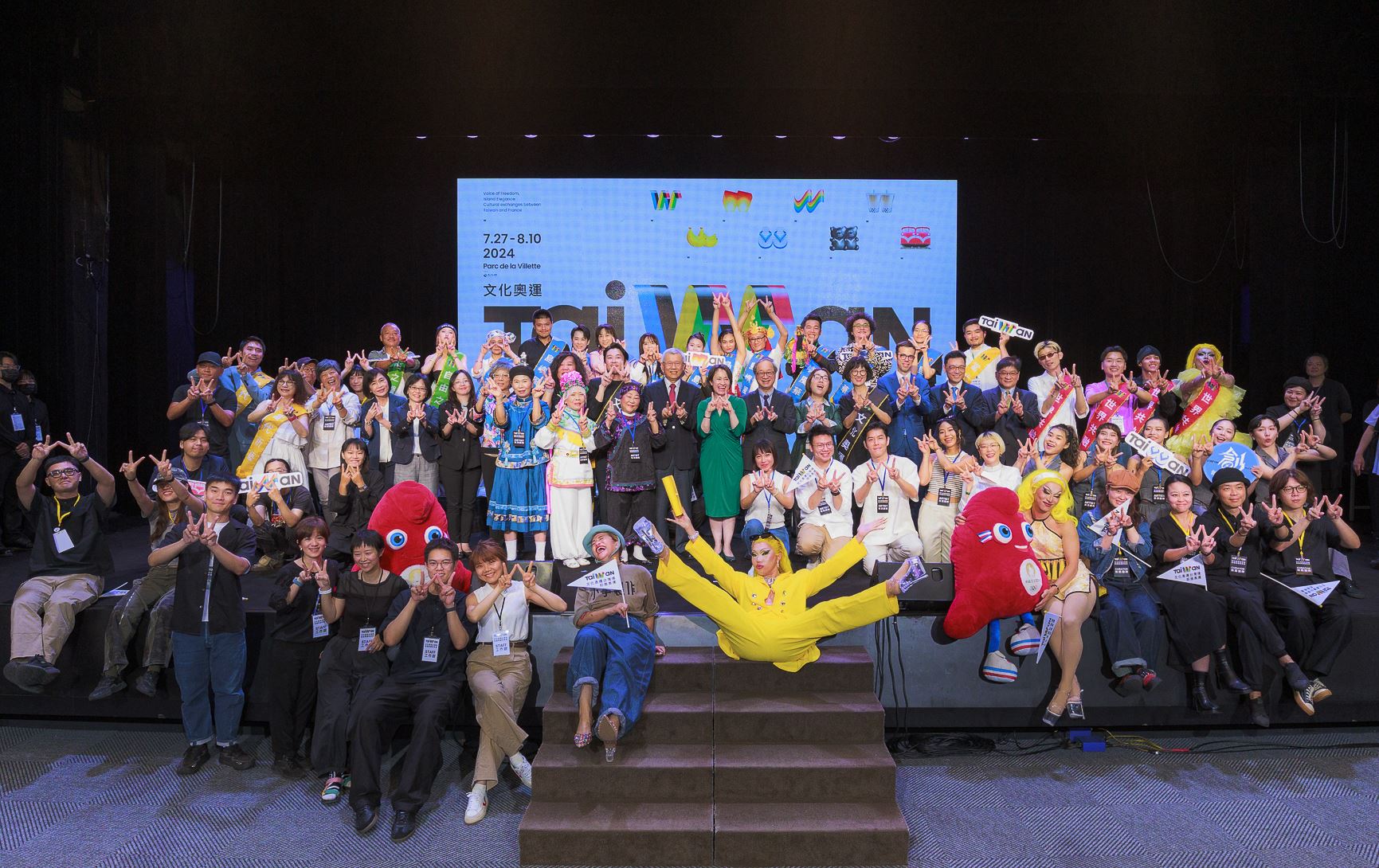 臺灣22組表演團隊將在巴黎文化奧運帶來60場演出，以藝術反映臺灣當代多元的人文地景。26日副總統蕭美琴為團隊綬帶，全員以雙手比「V」組成「W」，象徵臺灣團隊一切順利也勝利。