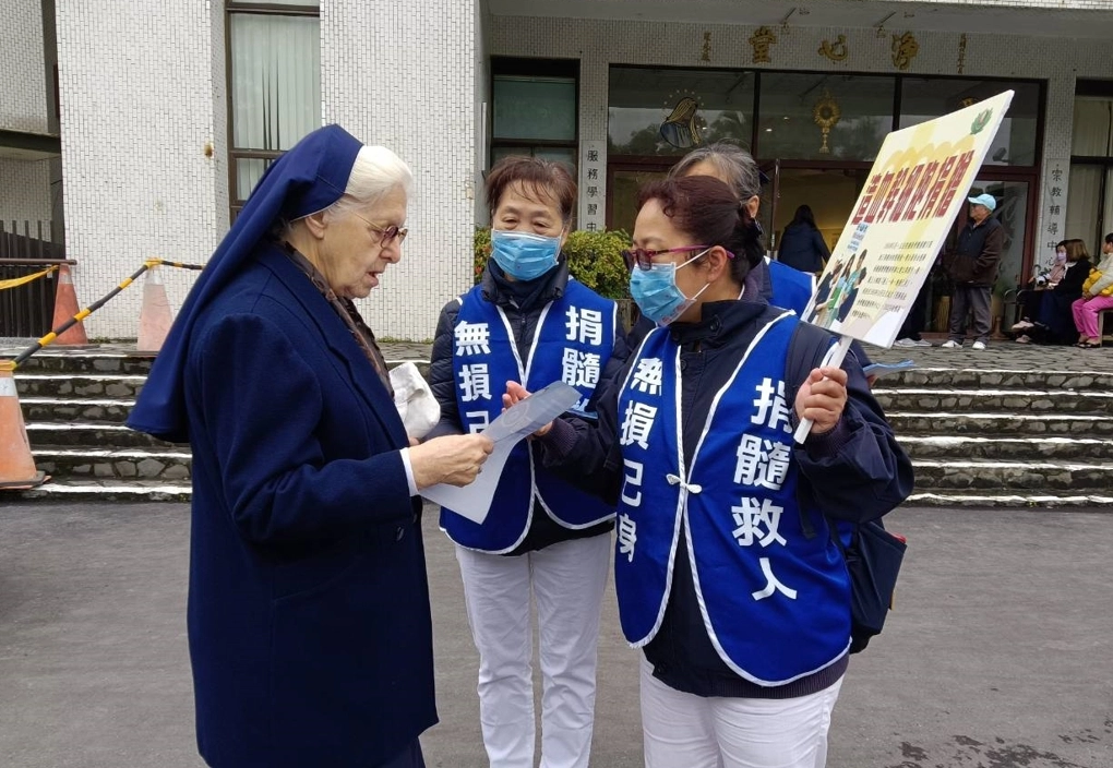 慈濟志工頂著寒風在戶外推廣的精神令人感動,就算是遇到修女或是外國人,不分宗教及種族,逢人便是發傳單、解說驗血建檔的意義。