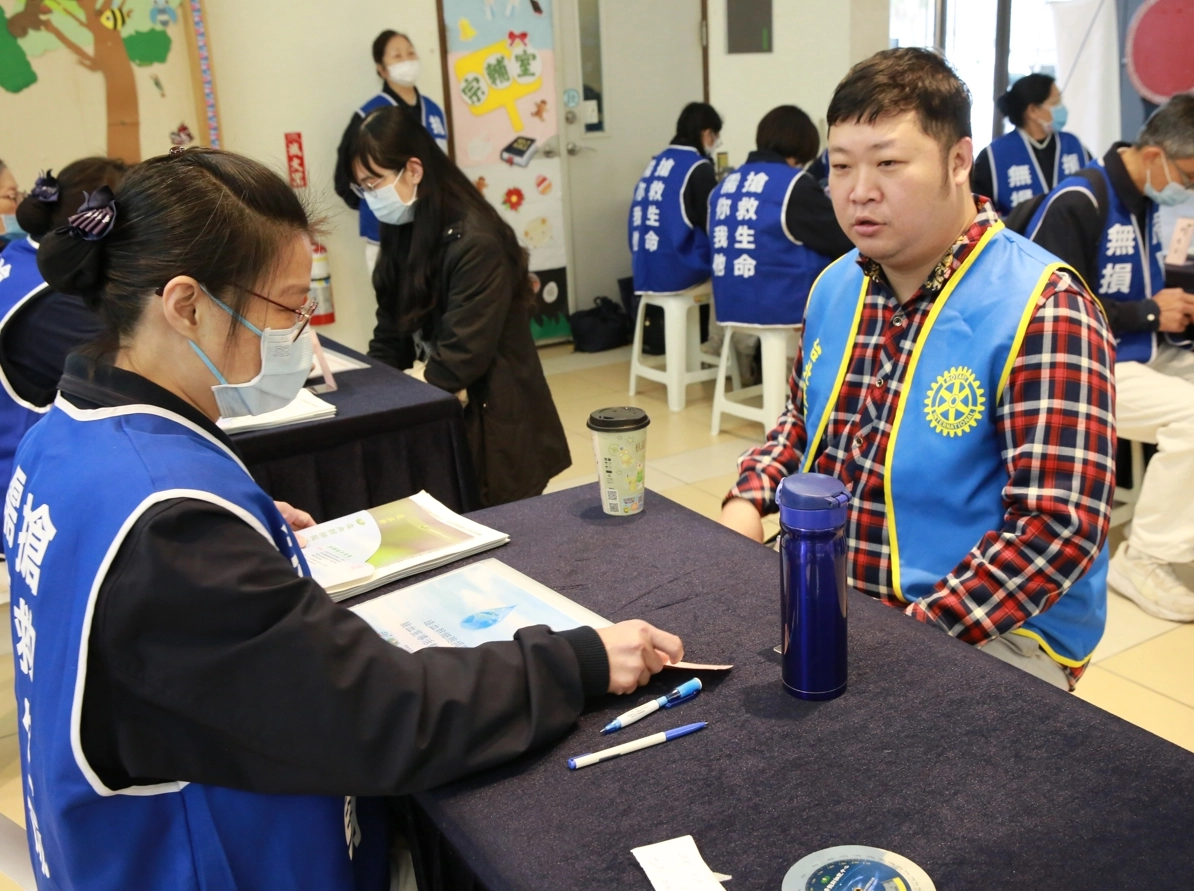 邱顯業是「3521扶輪社」新進社員兼志工,才加入不到半年,此次也是受到蔡忠川助理總監的鼓勵,才從戶外的推廣區前進到室內區抽血建檔。