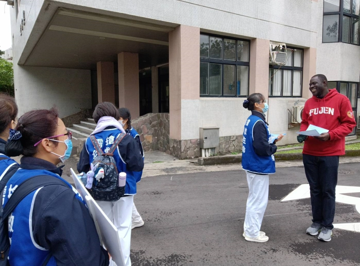 慈濟志工頂著寒風在戶外推廣的精神令人感動,就算是遇到修女或是外國人,不分宗教及種族,逢人便是發傳單、解說驗血建檔的意義。