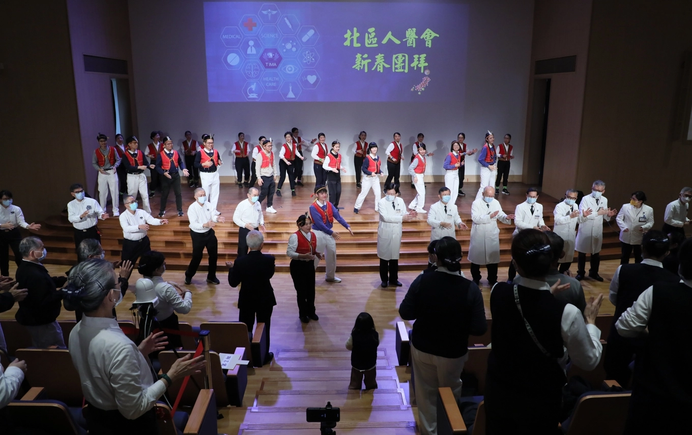 一首〈心花開〉團康帶動,臺上臺下互動熱絡,更是拉近彼此的距離。