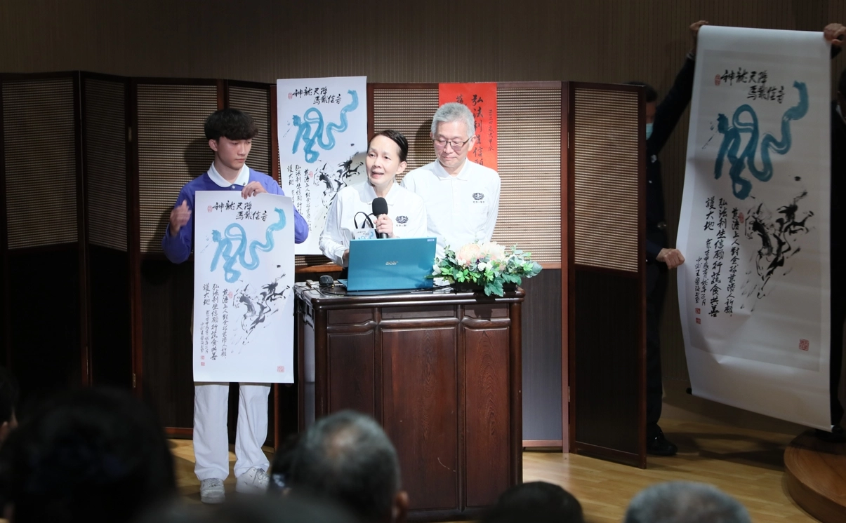 北區人醫會以及慈濟醫院團隊,在關渡靜思堂舉辦新春團拜活動。書畫名家王慶海老師創作的《神龍天降馬報佳音》送愛到故鄉尼泊爾響應熱烈。