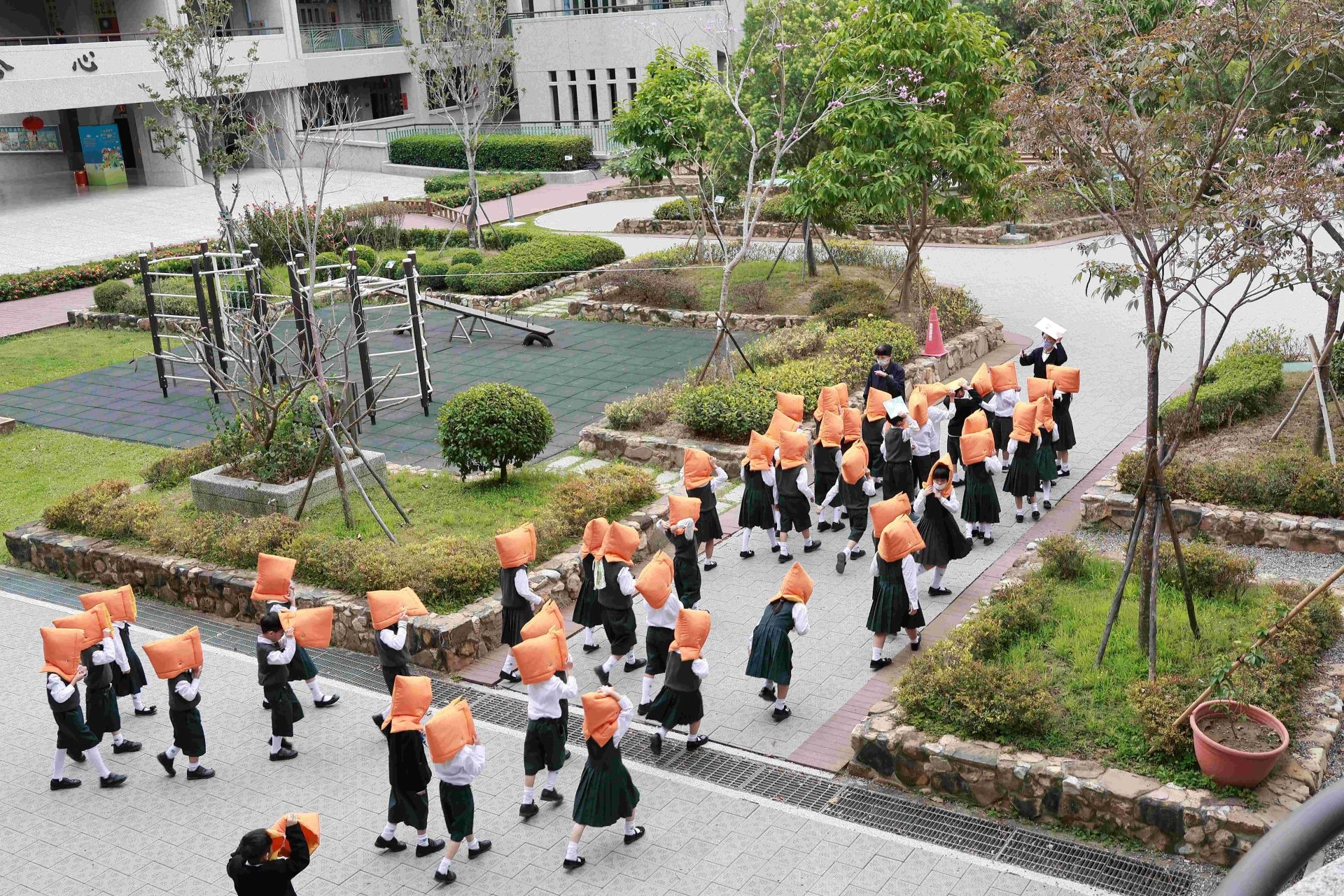 全校師生依照規畫的動線,安靜、冷靜地進行疏散。