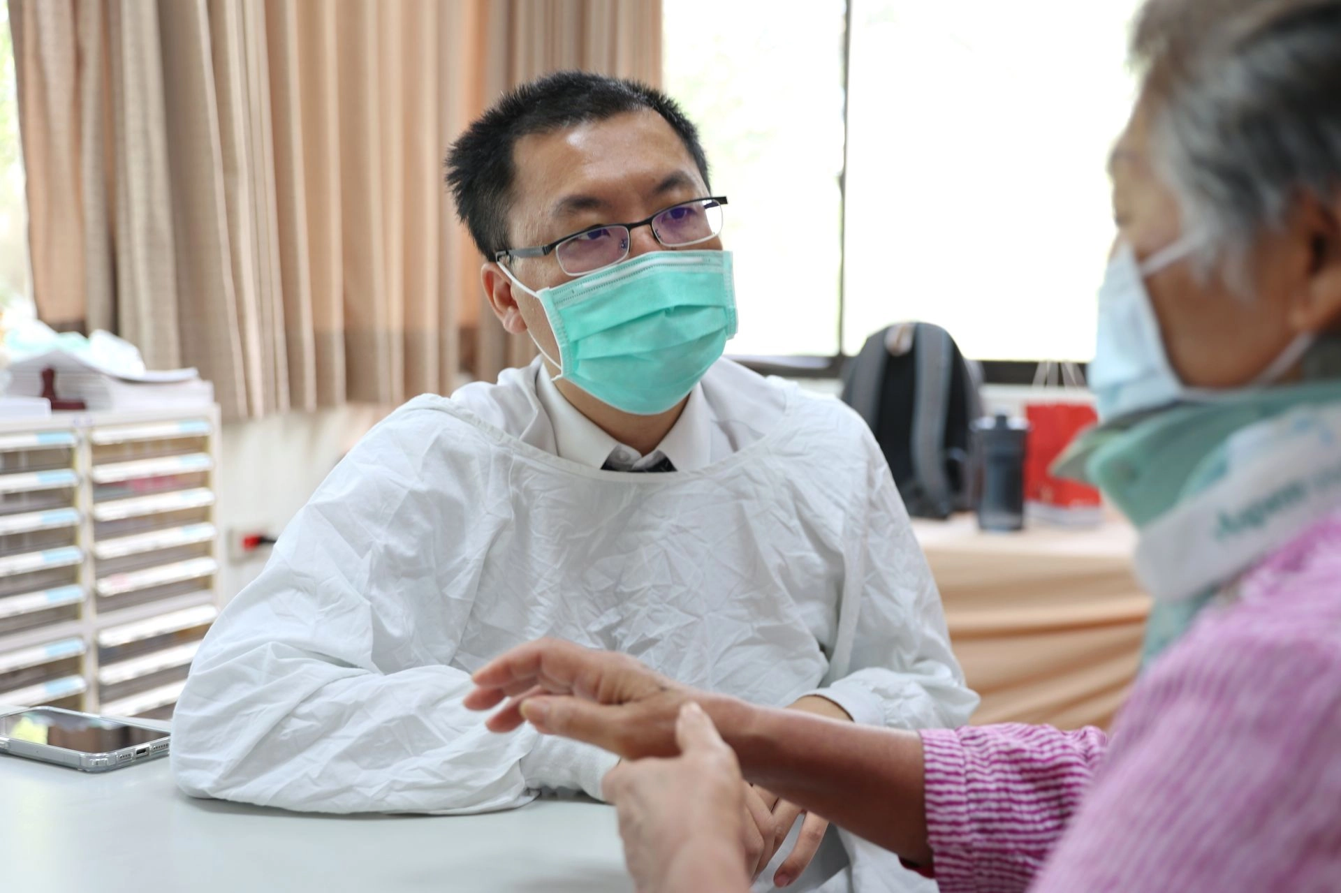 李建輝表示,當時在急診看到婦人,除主述四肢癱軟無力,發現她一直在用腹式呼吸,無法自然呼吸,令他警覺有可能是頸椎神經受損。