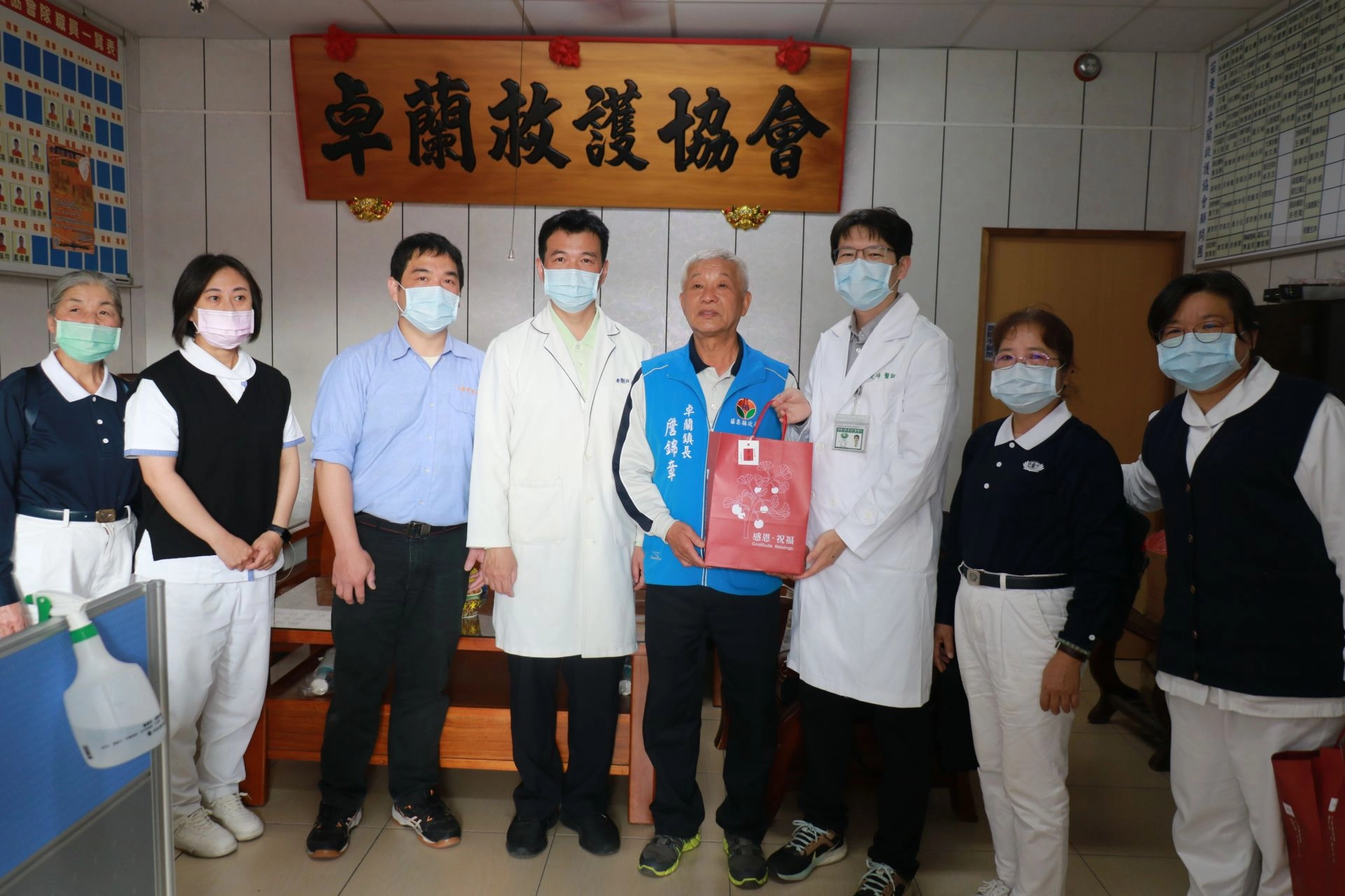卓蘭鎮鎮長詹錦章(中)與三義慈濟中醫醫院中醫巡迴醫療團隊合影
