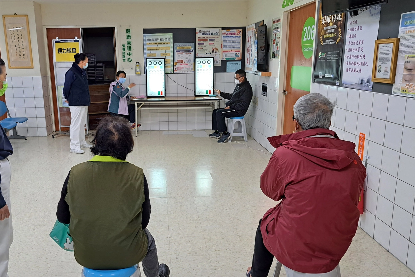 斗六慈院舉辦雲林縣整合性社區健康篩檢,為篩檢民眾視力檢查