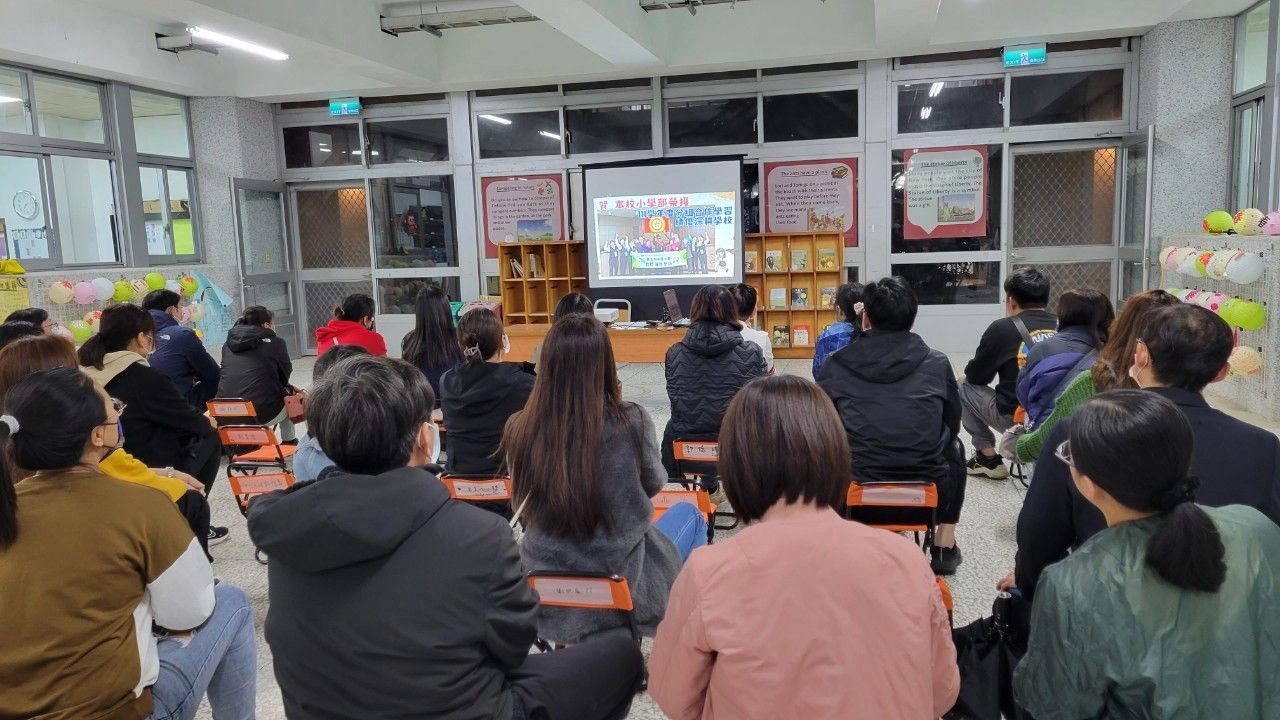 寒流下雨夜,家長用心聆聽校長叮嚀及行政分享
