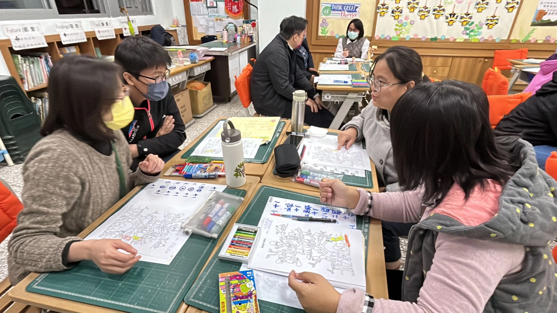 宛蒨老師透過「BLOB Tree」的圖畫心理測驗,讓家長更了解孩子的想法與感受