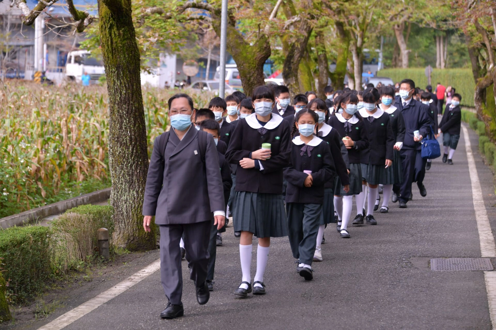 幼兒園與小學部的學生們,在老師與家長志工的陪伴下,把握因緣親自將竹筒送回精舍