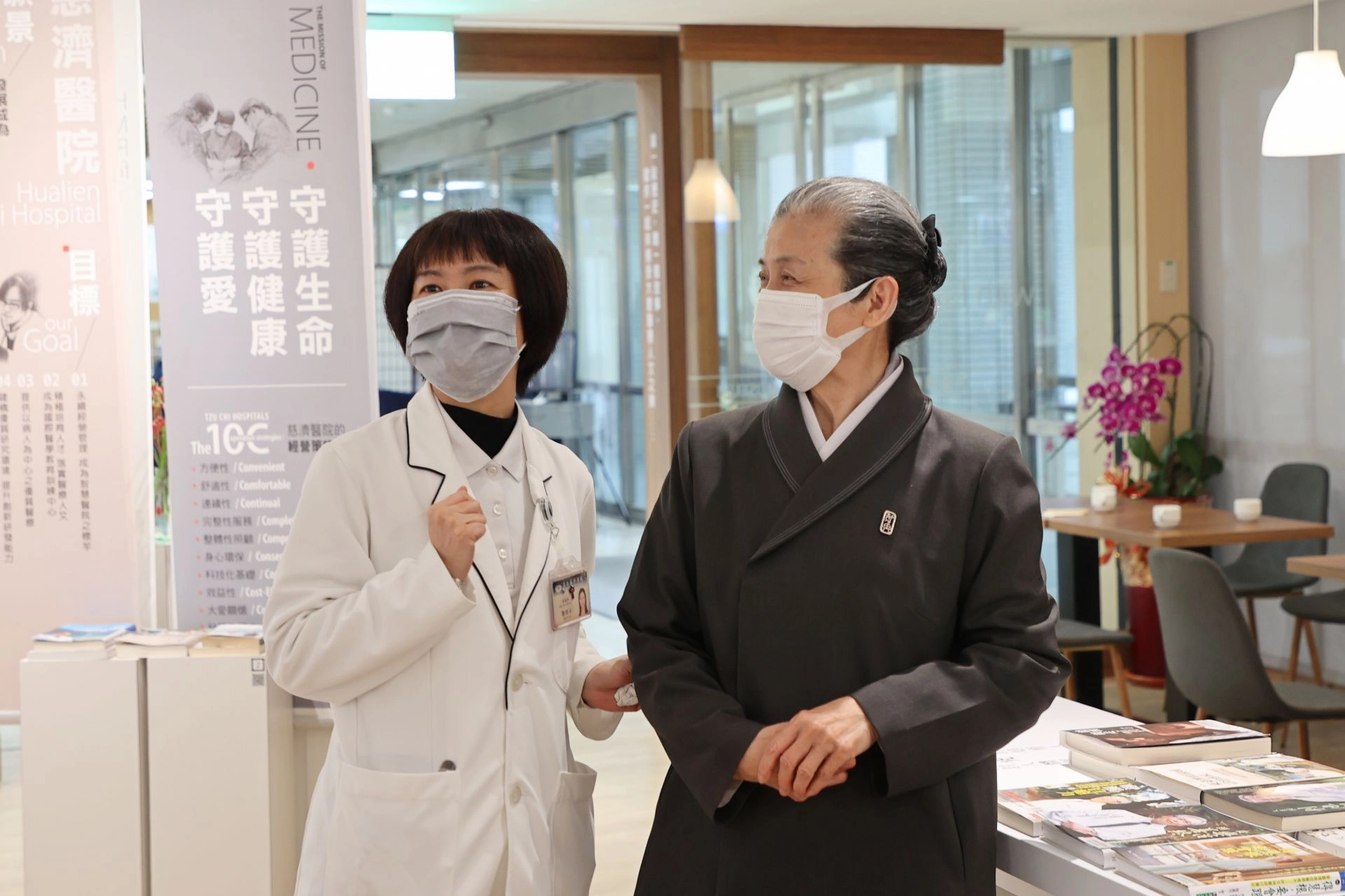 營養科主任劉詩玉(左)表示,很感恩志工室給予營養科機會,讓營養師可以不計成本的設計菜色,也希望大家品嚐素食的美味後,能更支持茹素並一起邀約更多同仁來健康吃素。