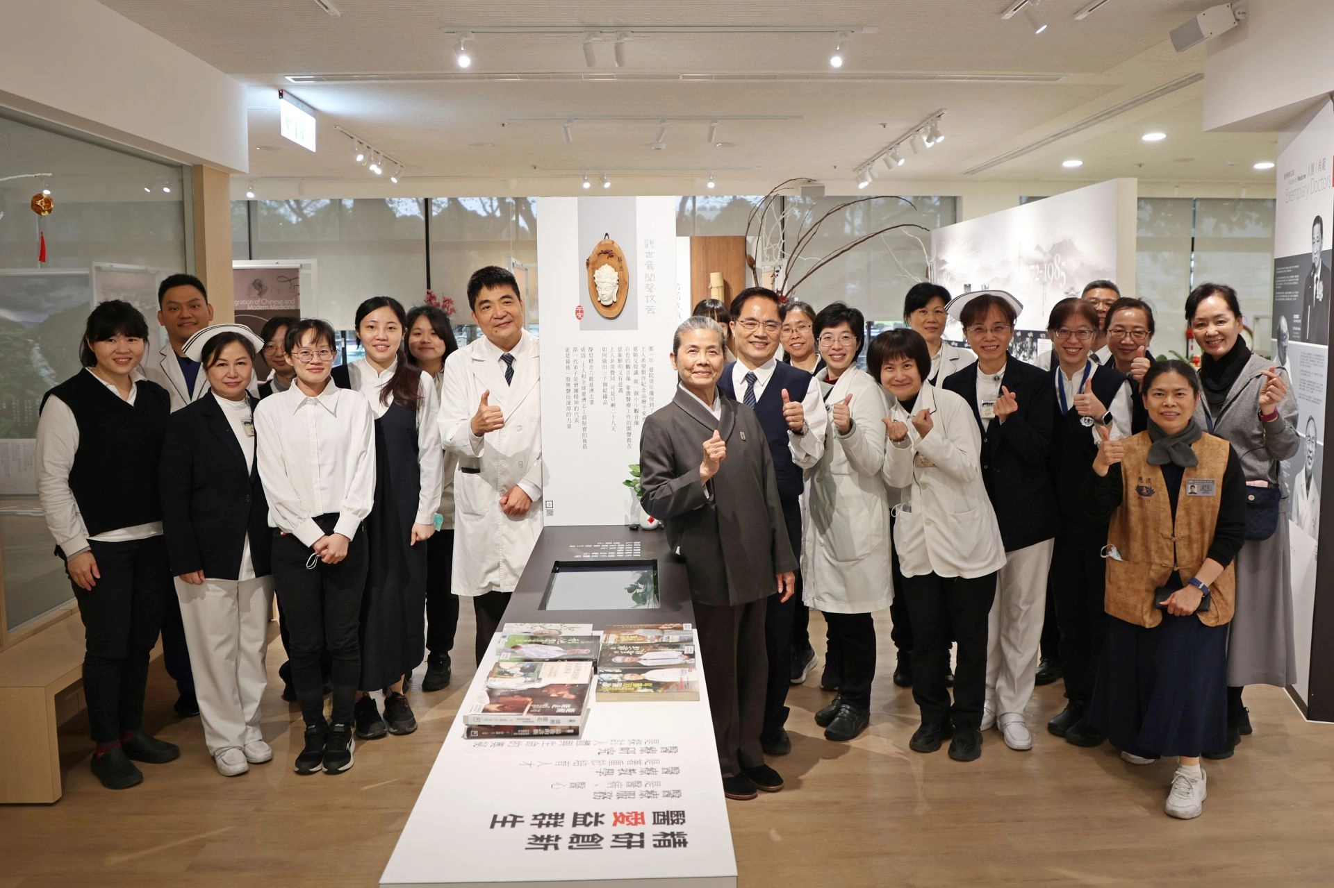 花蓮慈濟醫院從3月8日起推出「『蔬』福時光」每週一天由營養師設計均衡營養的菜單,接著由志工室志工動手烹飪美味蔬食,色香味、營養俱全的蔬食午餐,邀約全院同仁一起來享用。