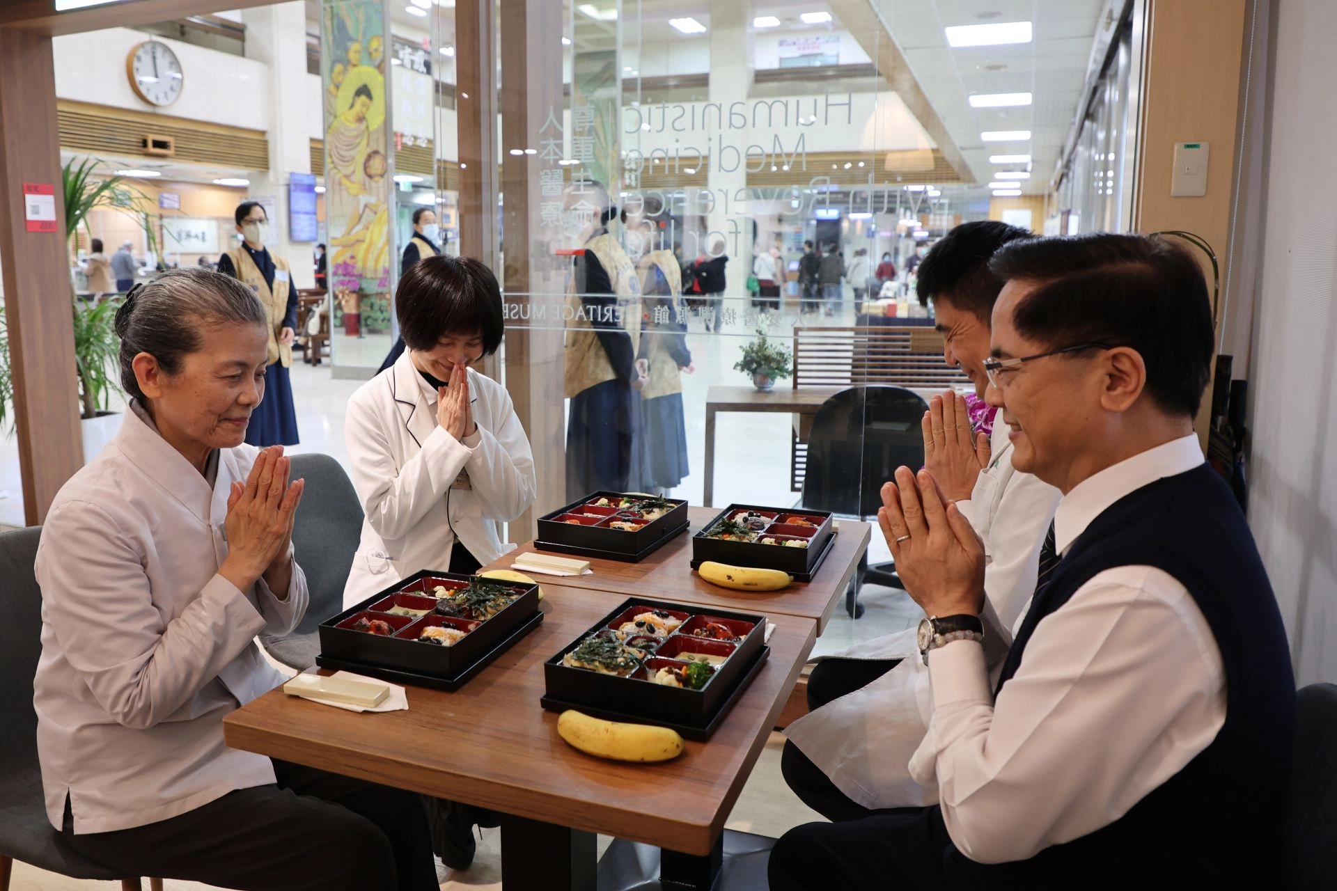 院長林欣榮(右一)表示,感恩志工室與營養科為了鼓勵同仁茹素,設計了美味又營養的蔬食。