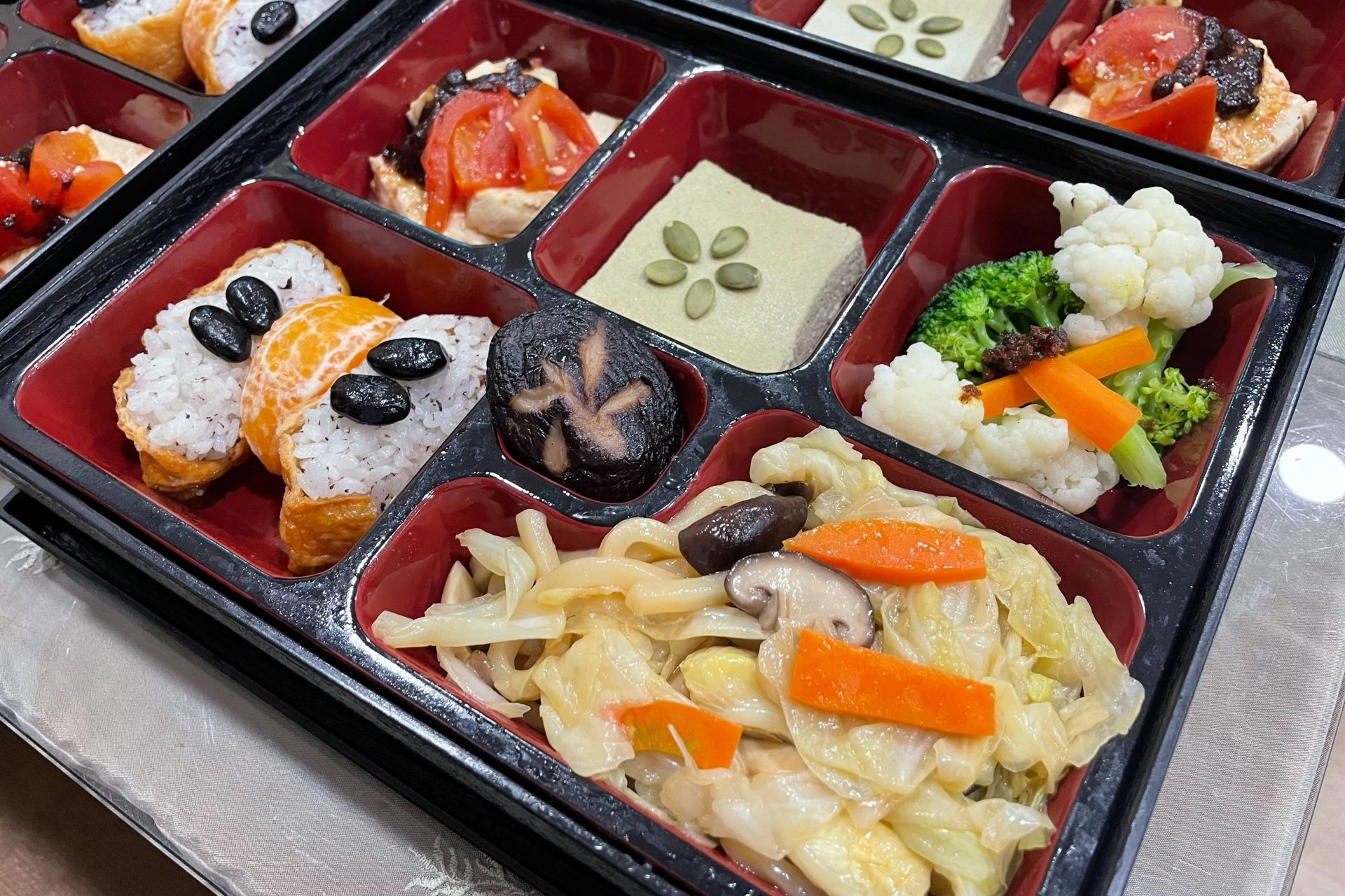 選用原型食物搭配日式炒烏龍麵,還有豆皮壽司佐黑豆等料理組成了美味的日式蔬食定食。
