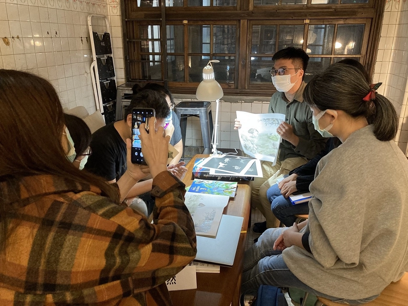 教科書設計交流會,各出版公司美編設計人員共同分享不同學科教科書設計之改造意見與心得。