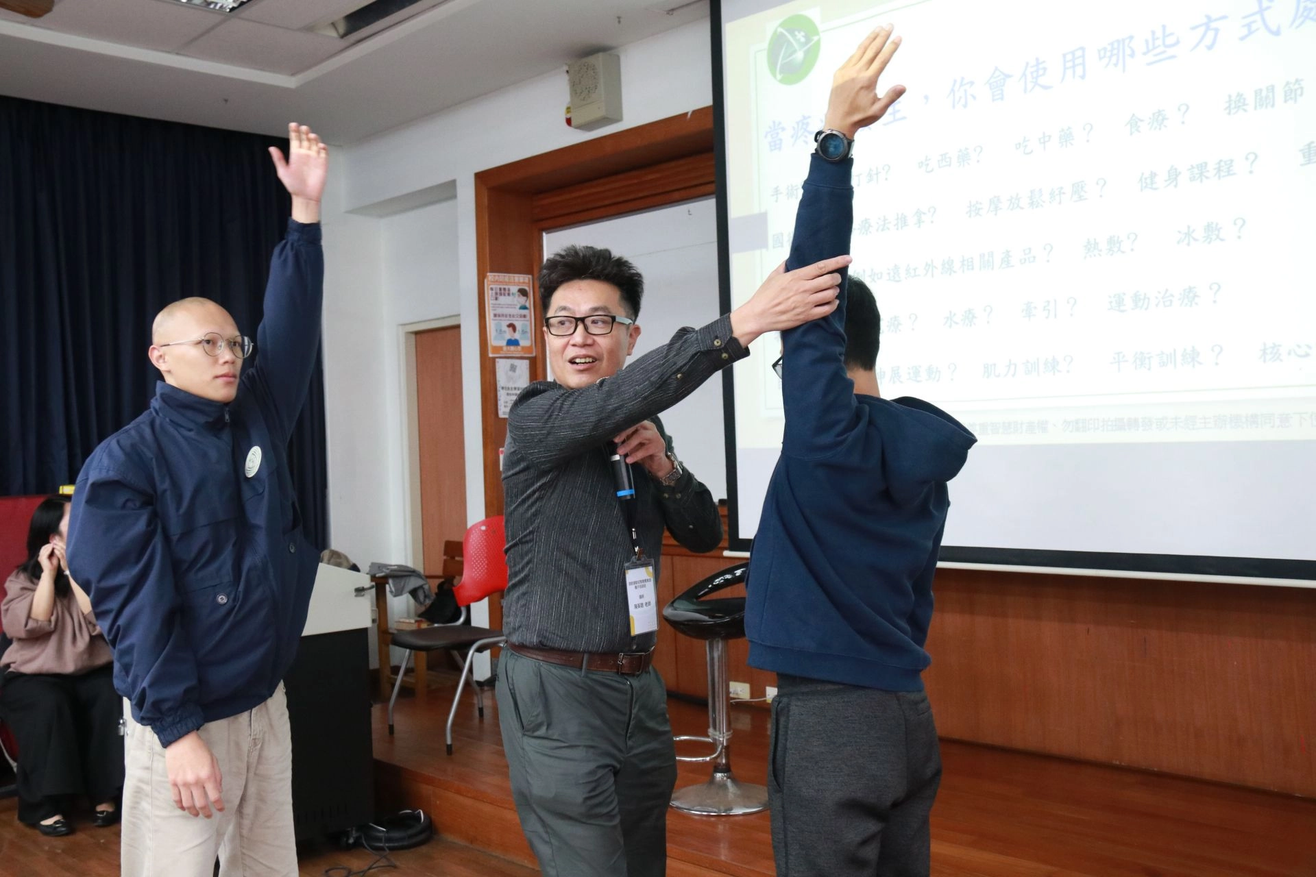 陳英聰老師表示,透過主動關節運動,關節自己製造潤滑液,間接讓緊繃的筋膜鬆開,讓關節回到正確的位置
