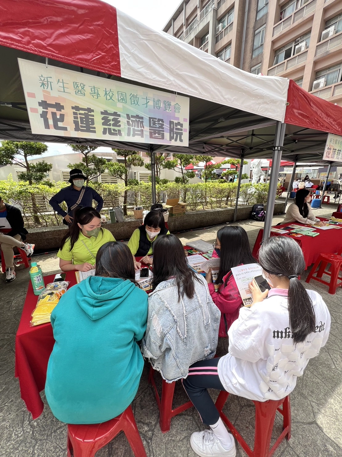 針對應屆畢業生的招生宣導,光是112學年招生場次就多達75場。