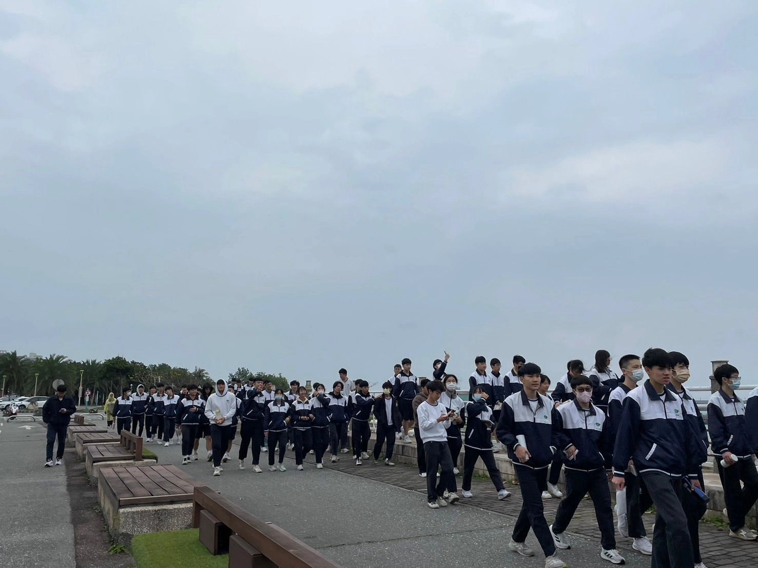 高三學生以穩健的步伐從北濱公園走到海祭廣場,感受花蓮這片土地的愛與美。