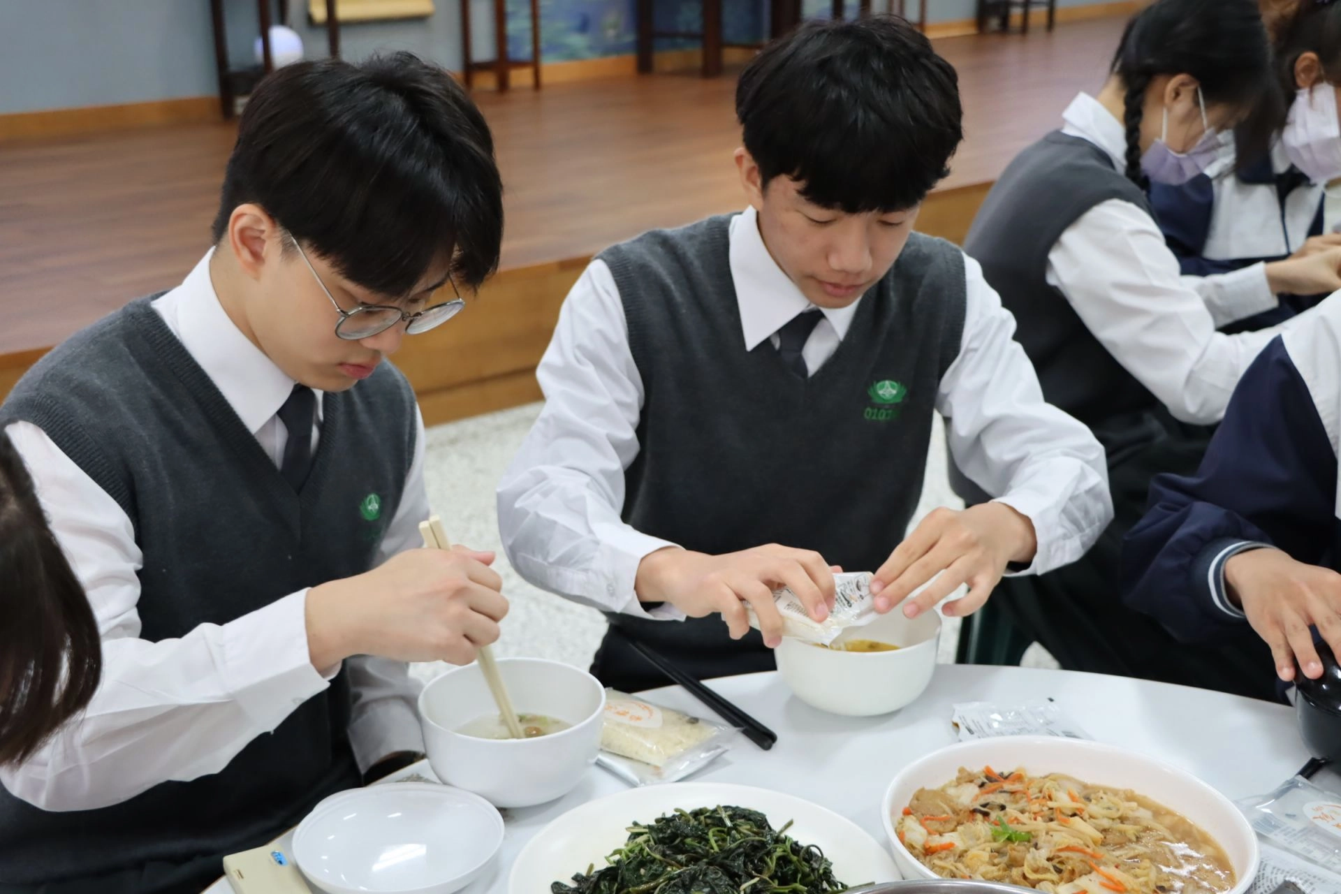 同學們體驗慈濟的災區救難必備物資─香積飯,從中體會慈濟救災的辛勞與智慧