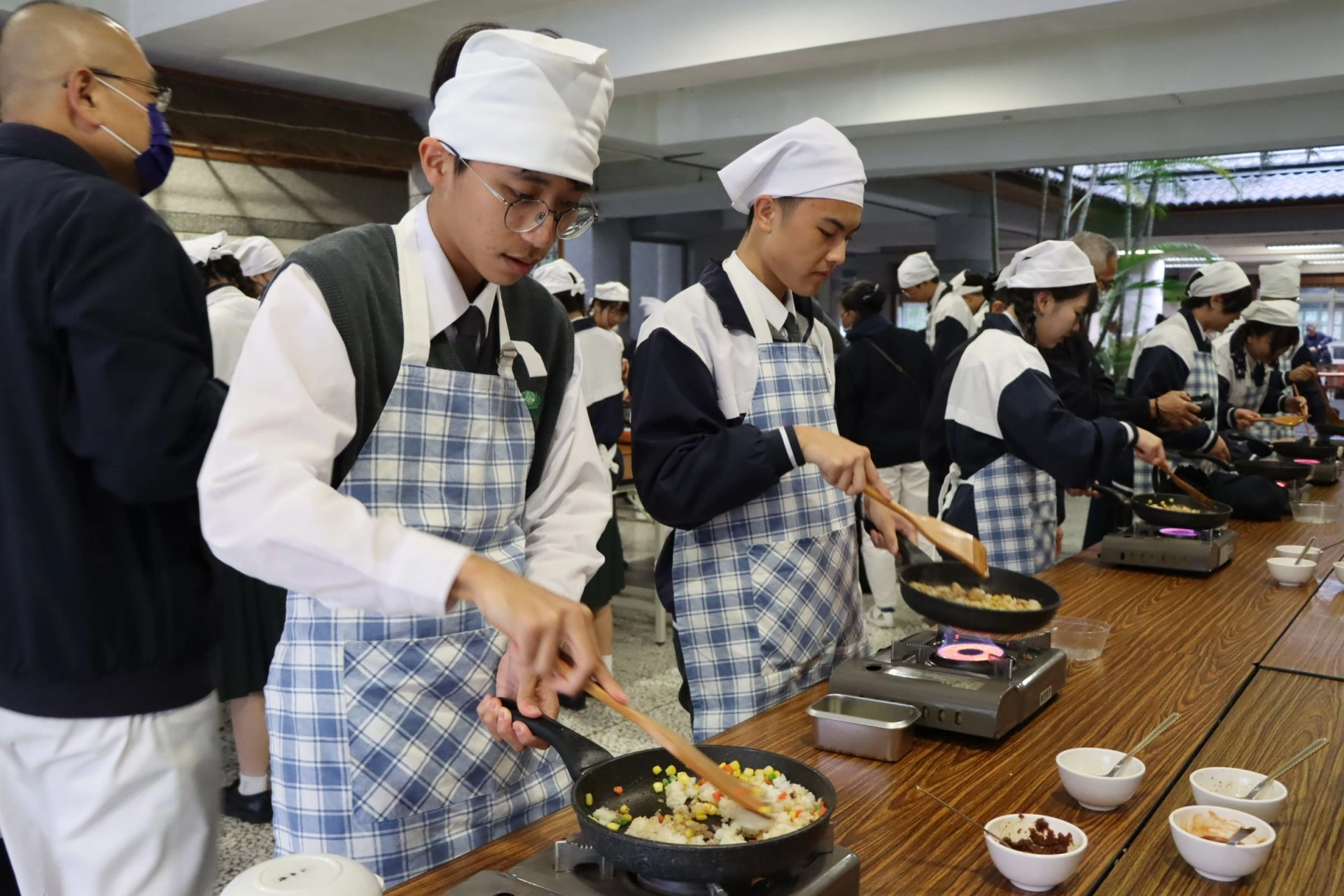 「悲-蔬食飄香」,讓同學們親自體驗在災區要如何烹調好吃、營養的餐食