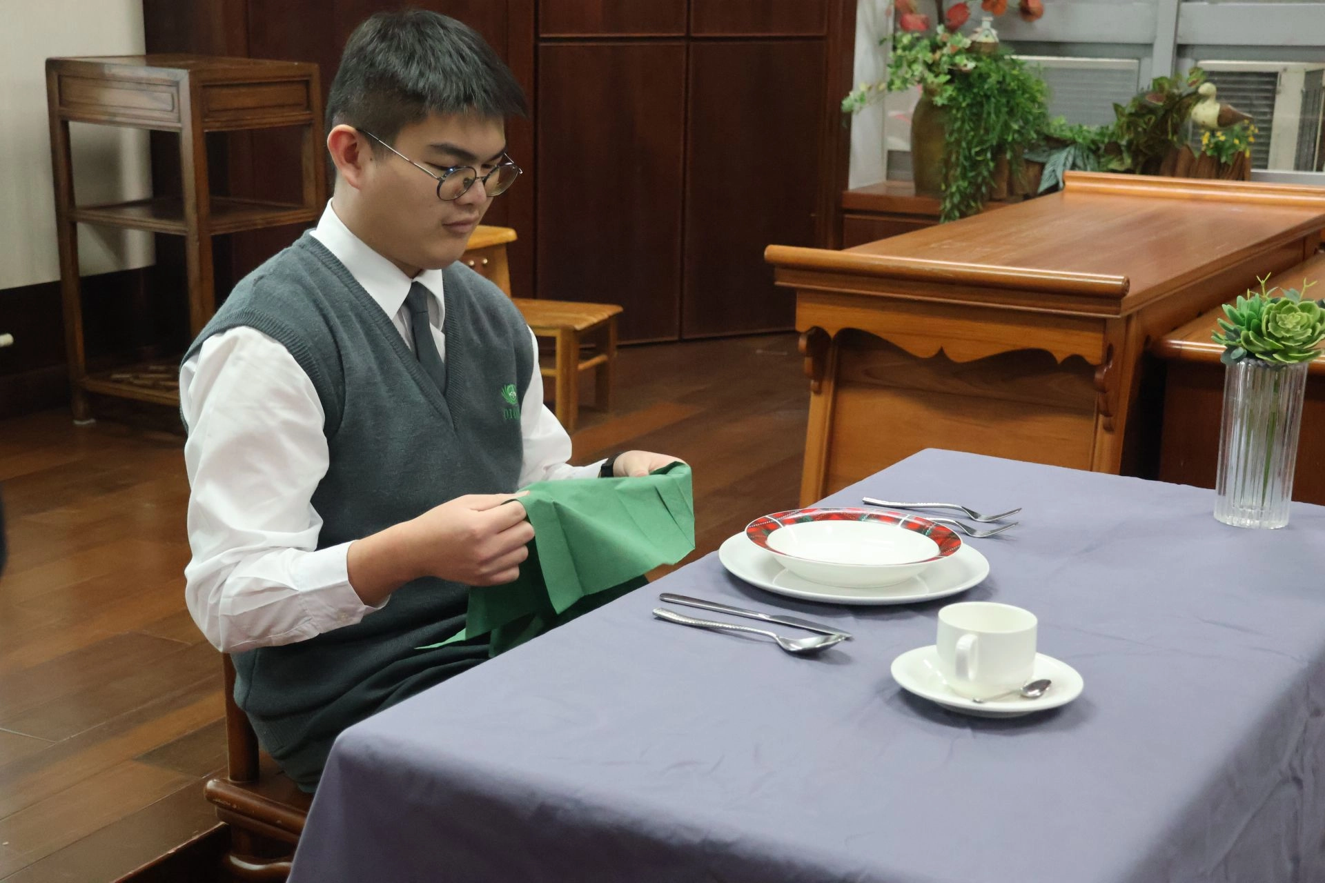 「禮-有禮真好」,安排餐桌禮儀課程,讓同學親自操作、演練一整個完整的西餐禮儀