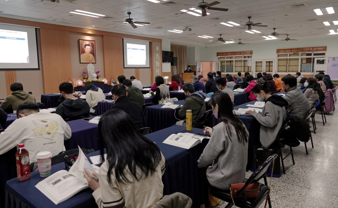 將近一百位學員在國議廳及齋堂用心學習,期望所學防救災技能備而不用,在需要時能夠發揮自救救人、自助助人的功能。