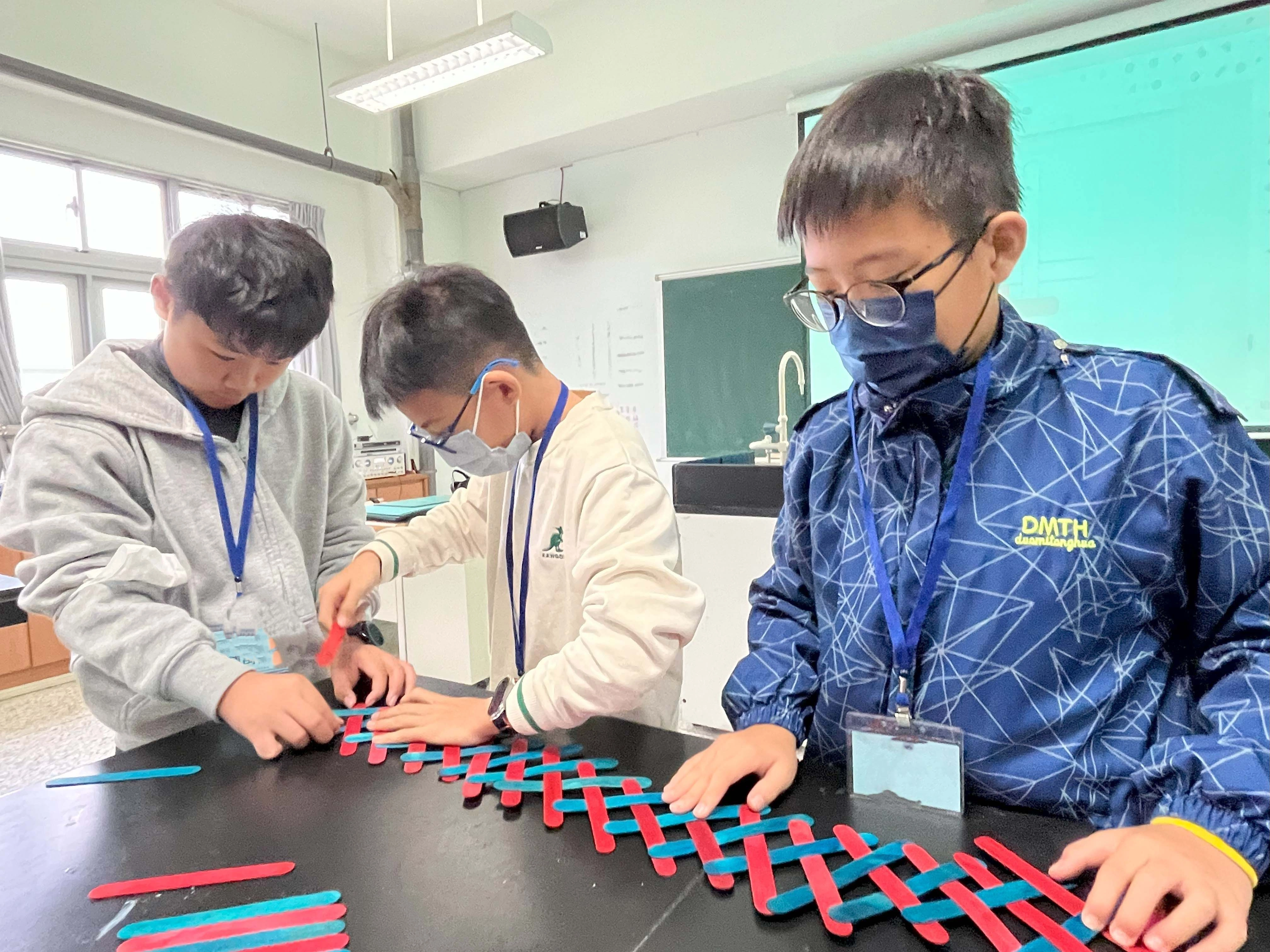 利用冰棒棍的彈性,組裝後拉掉其中一根、破壞力平衡,整個結構就會崩毀,來讓冰棒棍一路飛舞!