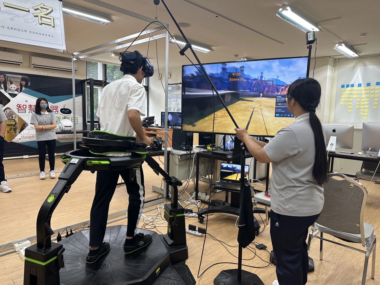資訊科技與管理系透過AI、大數據、元宇宙,培育新一代科技人才。