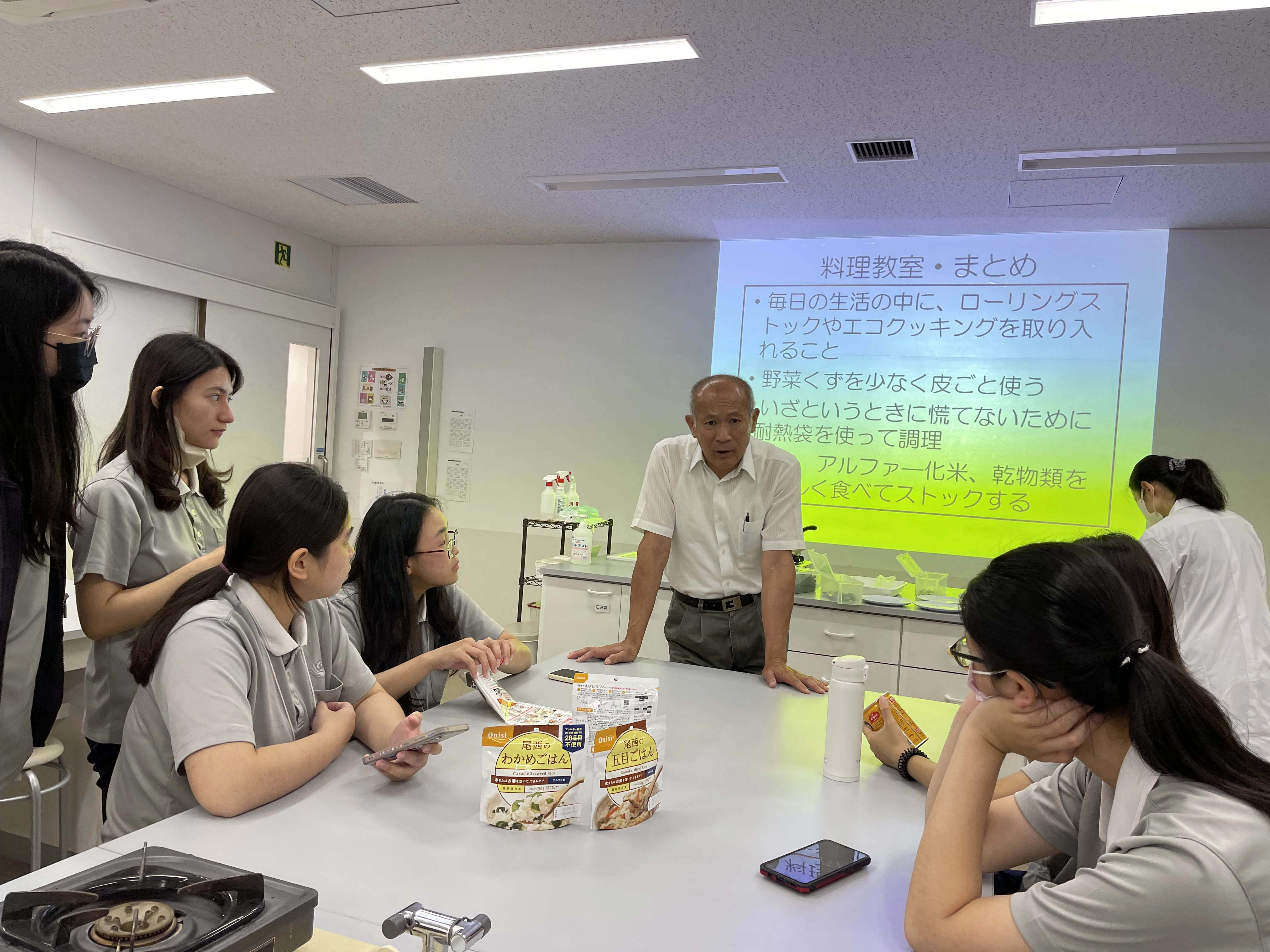 學生在增強第二語言能力之餘,更能明白國際時事,以及因地制宜的發展策略。