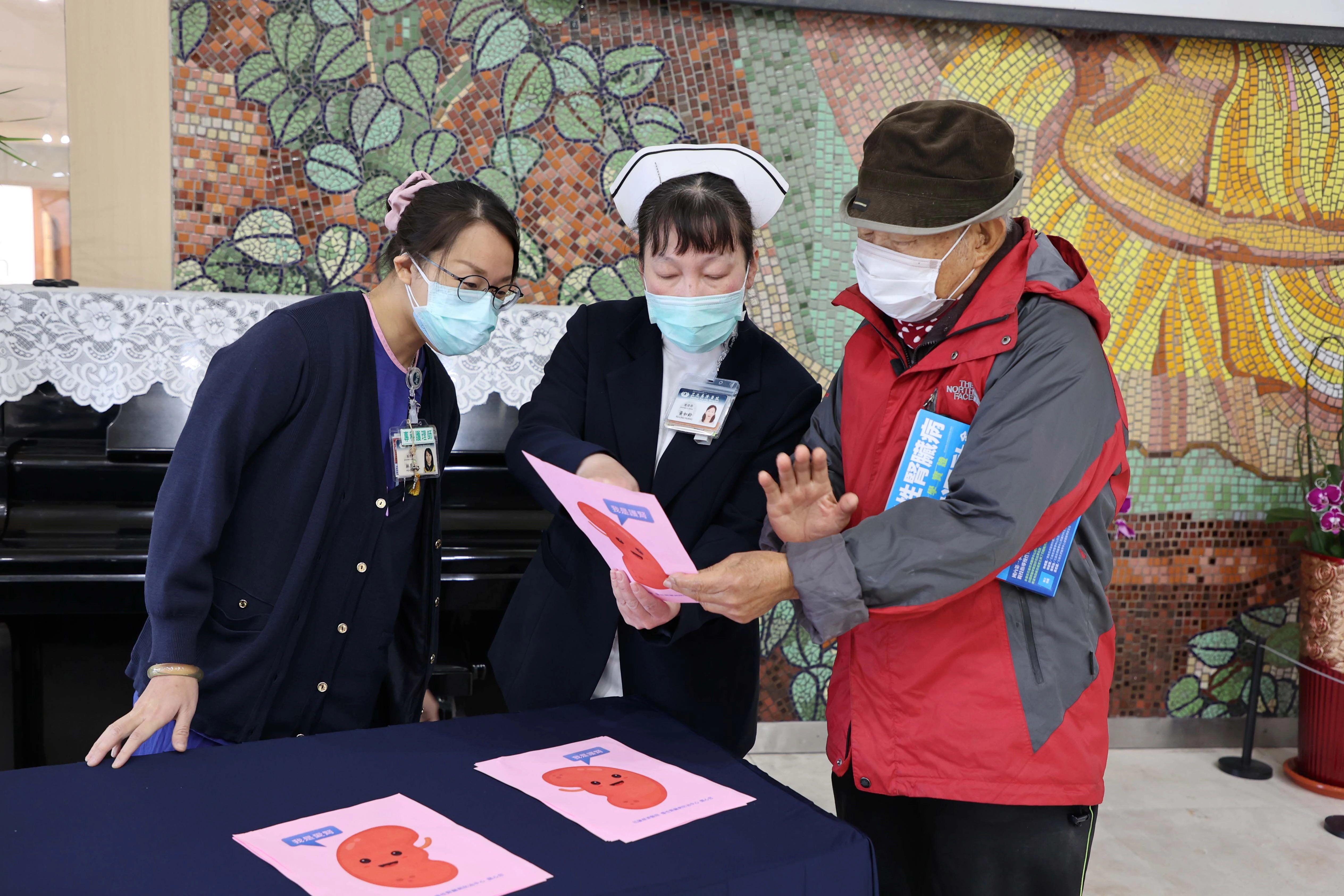 護理團隊透過Q&A問答和贈送健康好禮活動,提升民眾的腎臟健康識能。