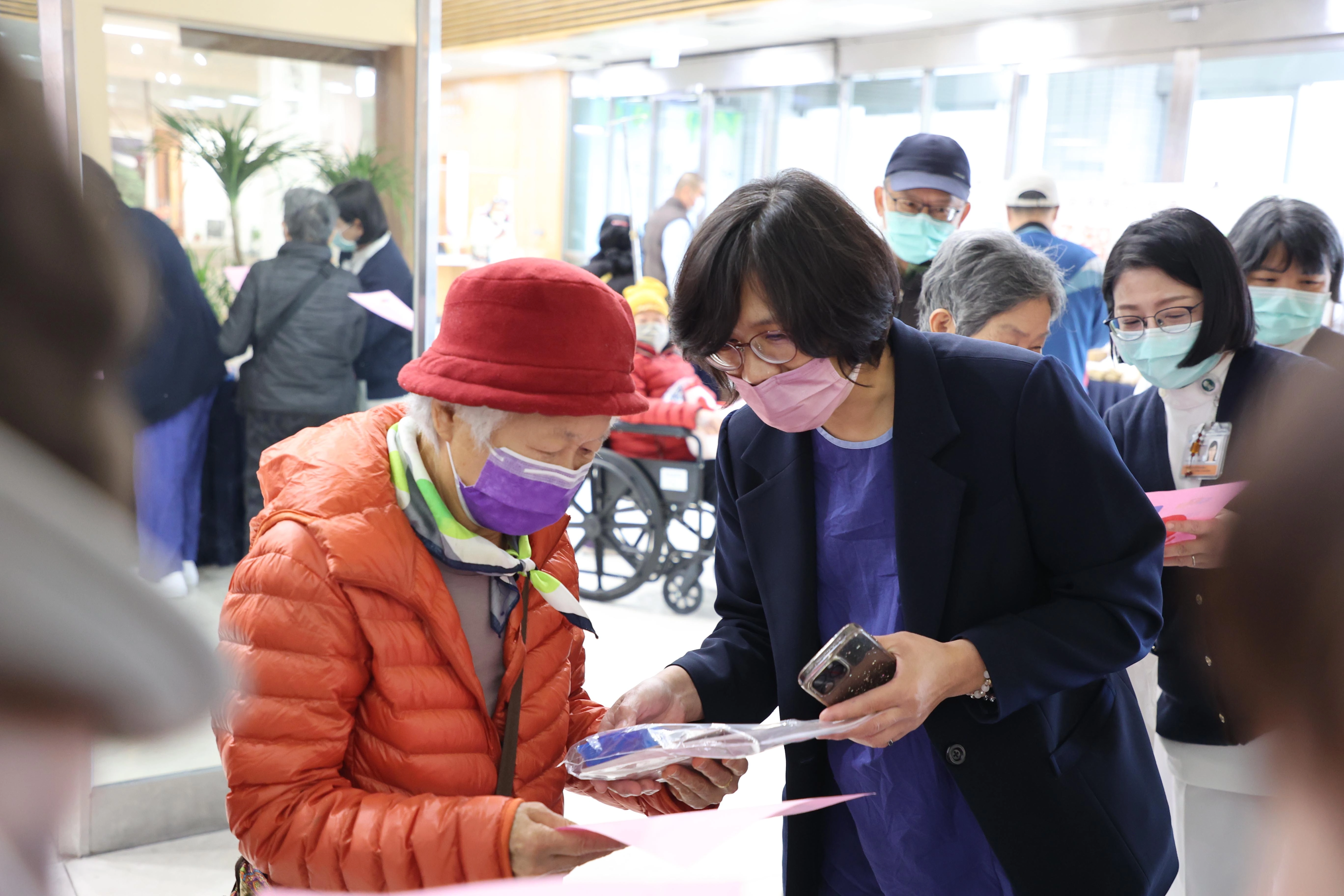 護理團隊透過Q&A問答和贈送健康好禮活動,提升民眾的腎臟健康識能。