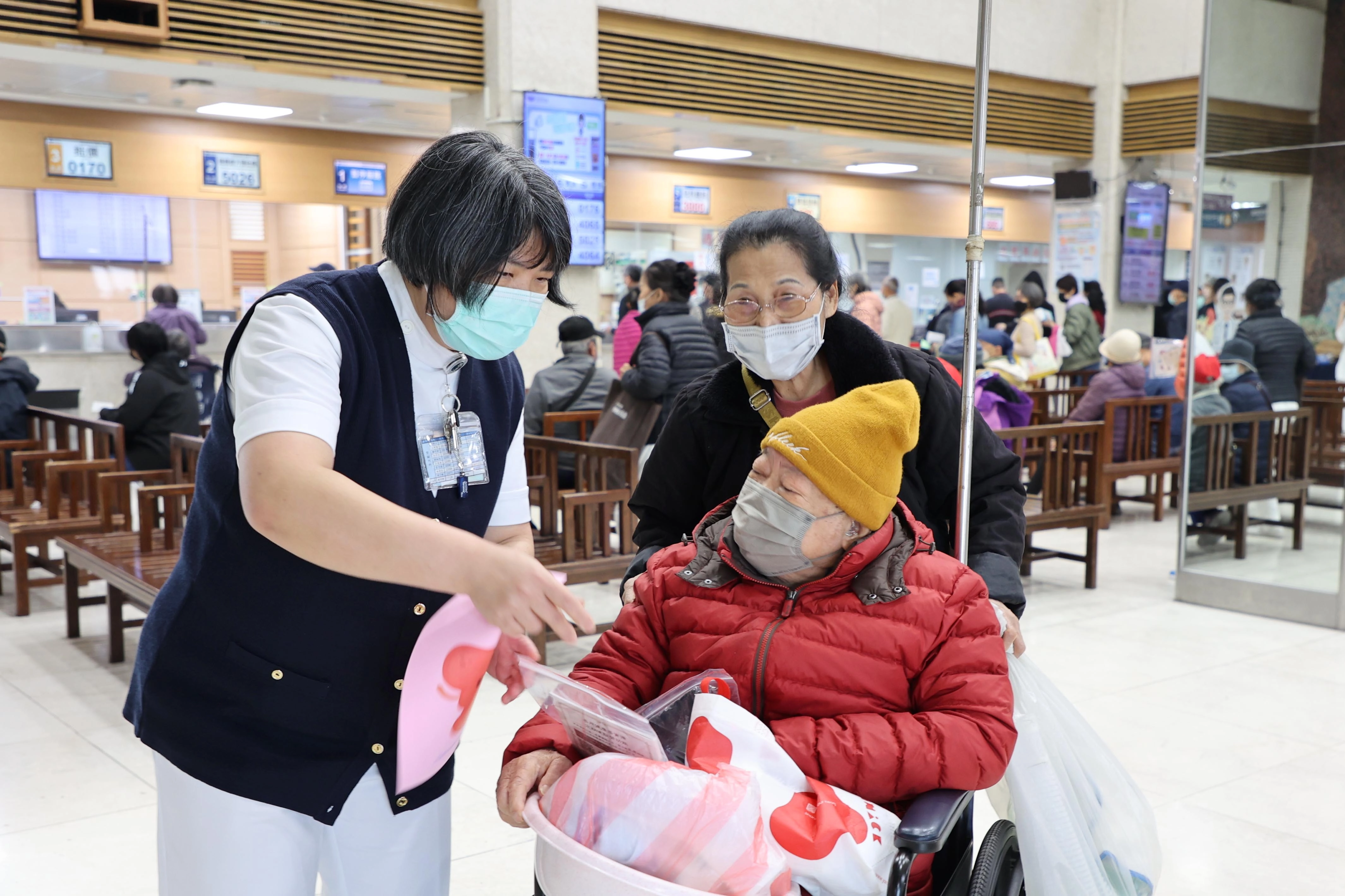 護理團隊透過Q&A問答和贈送健康好禮活動,提升民眾的腎臟健康識能。