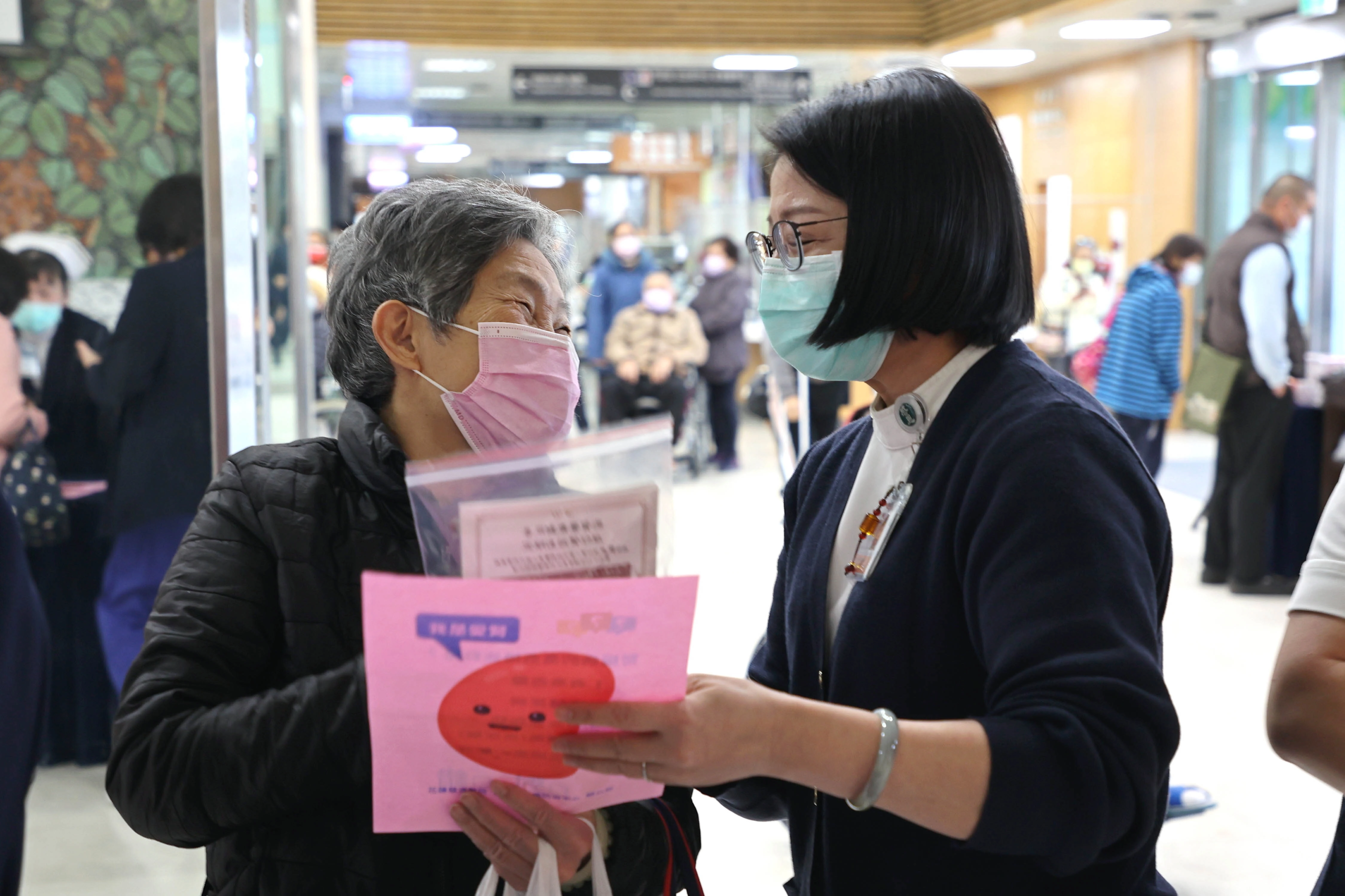 護理團隊透過Q&A問答和贈送健康好禮活動,提升民眾的腎臟健康識能。