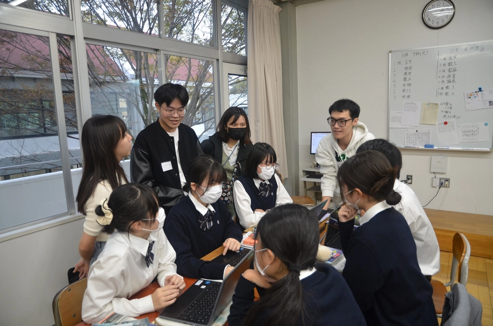 國立臺灣科技大學「日本津田學園教學見習計畫」團隊與津田校園學生進行課程討論,並以筆電作為數位化工具擴展學習。