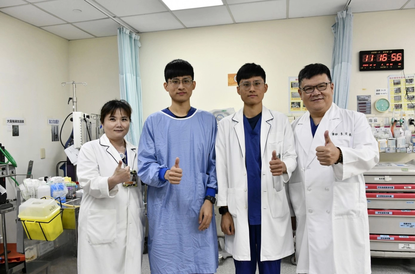急診部長李宜恭(右1)與急診室護理長李荔芳(左1)為林承睿(左2)、林承濬(右2)雙胞胎兄弟的熱血表現按讚。